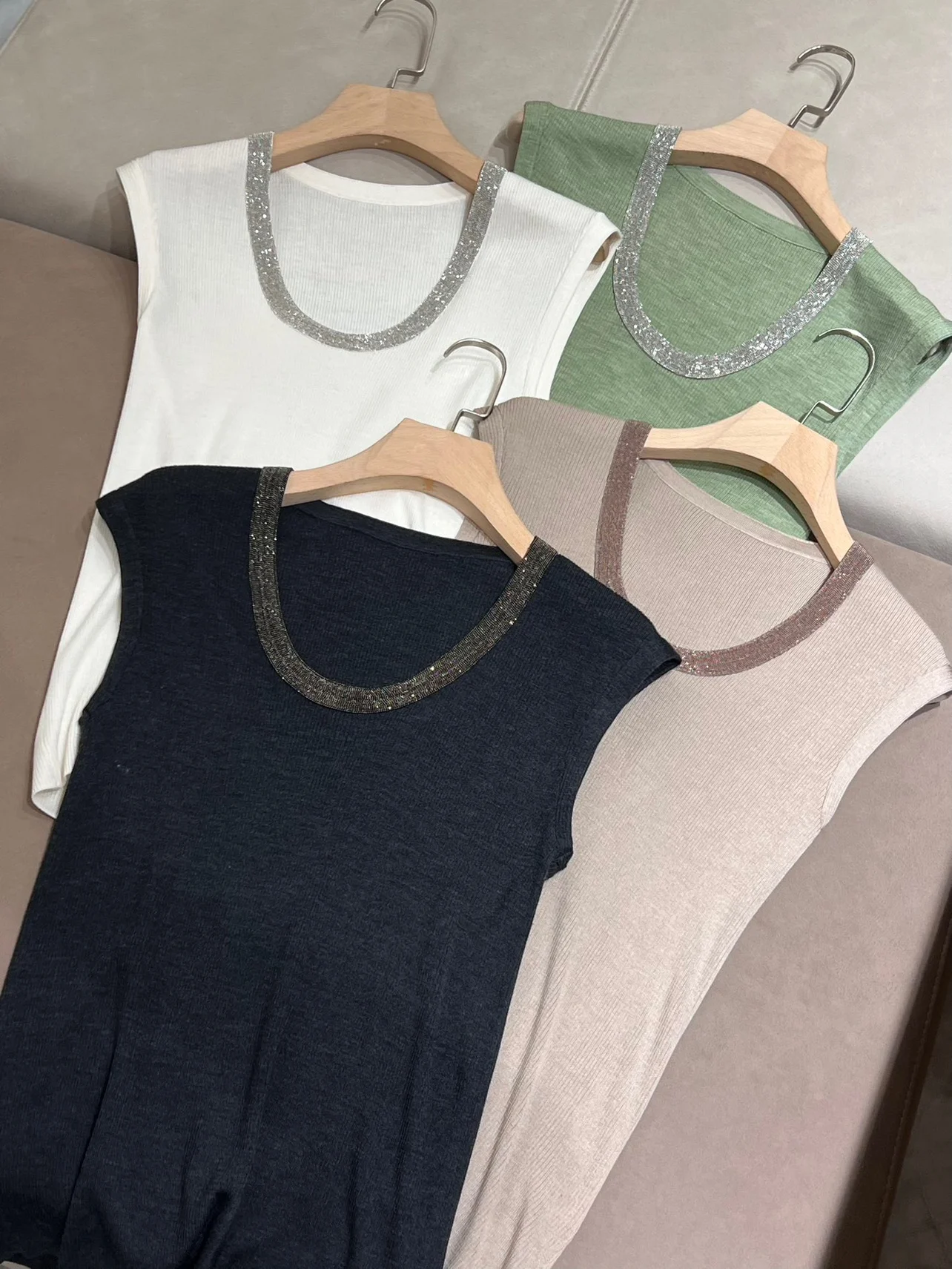 Summer Women's Wool Vest Bead Chain U-Neck Pullover Top’s Female Slim Fit Straight Straight Sleeveless Vest
Summer Women's Wool Vest Bead Chain U-Neck Pullover Top’s Female Slim Fit Straight Straight Sleeveless Vest