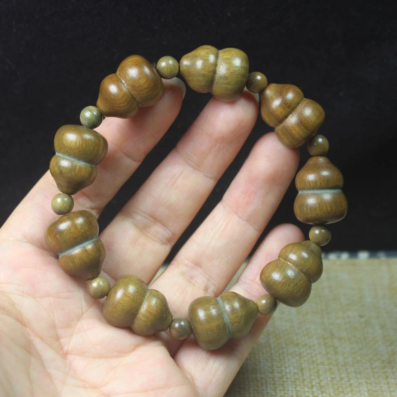 Green Sandalwood Gourd Bracelet, Decorative Hand Chain, Fortune and Prosperity Buddhist Beads, Fashionable Jewelry for Men and W
Green Sandalwood Gourd Bracelet, Decorative Hand Chain, Fortune and Prosperity Buddhist Beads, Fashionable Jewelry for Men and W