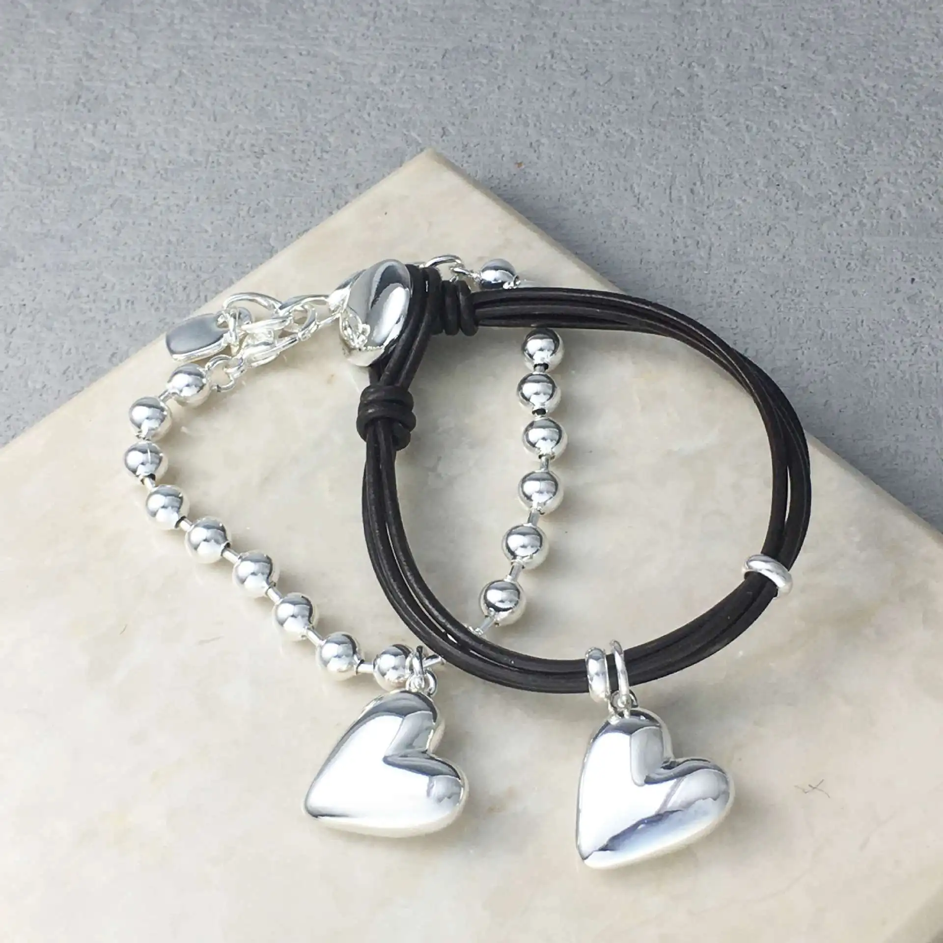 Лето 2025 г., сладкий и пряный стиль для девочек, золотой, серебряный браслет в форме сердца для женских аксессуаров, подарки на вечеринку для друзей
Лето 2025 г., сладкий и пряный стиль для девочек, золотой, серебряный браслет в форме сердца для женских аксессуаров, подарки на вечеринку для друзей