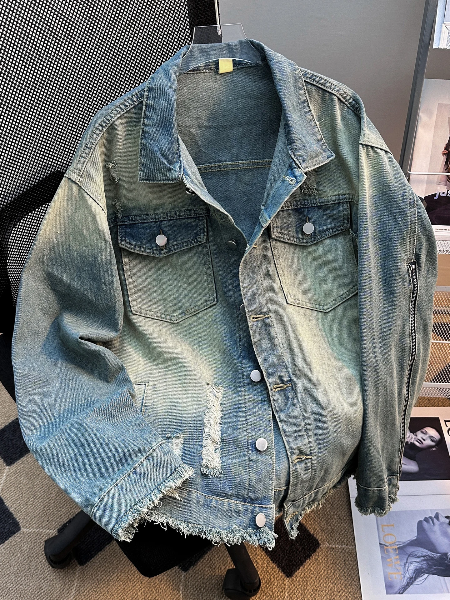 Мужская джинсовая куртка Waed: весенне-осенняя, с отворотами, рваными элементами и дырками, молодежная, повседневная, в американском стиле, верхняя одежда с длинными рукавами, ветрозащитная
Мужская джинсовая куртка Waed: весенне-осенняя, с отворотами, рваными элементами и дырками, молодежная, повседневная, в американском стиле, верхняя одежда с длинными рукавами, ветрозащитная