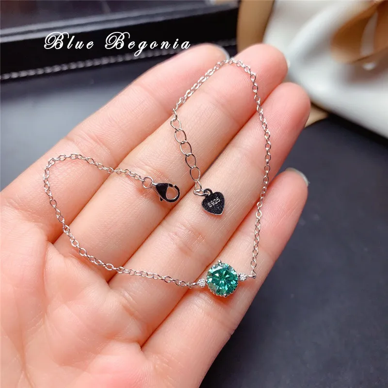 1CT Blue-green Moissanite Bracelet Real 925 Sterling Silver 6.5MM VVS Lab Diamond Fine Jewelry for Women Anniversary Party Gift
1CT Blue-green Moissanite Bracelet Real 925 Sterling Silver 6.5MM VVS Lab Diamond Fine Jewelry for Women Anniversary Party Gift