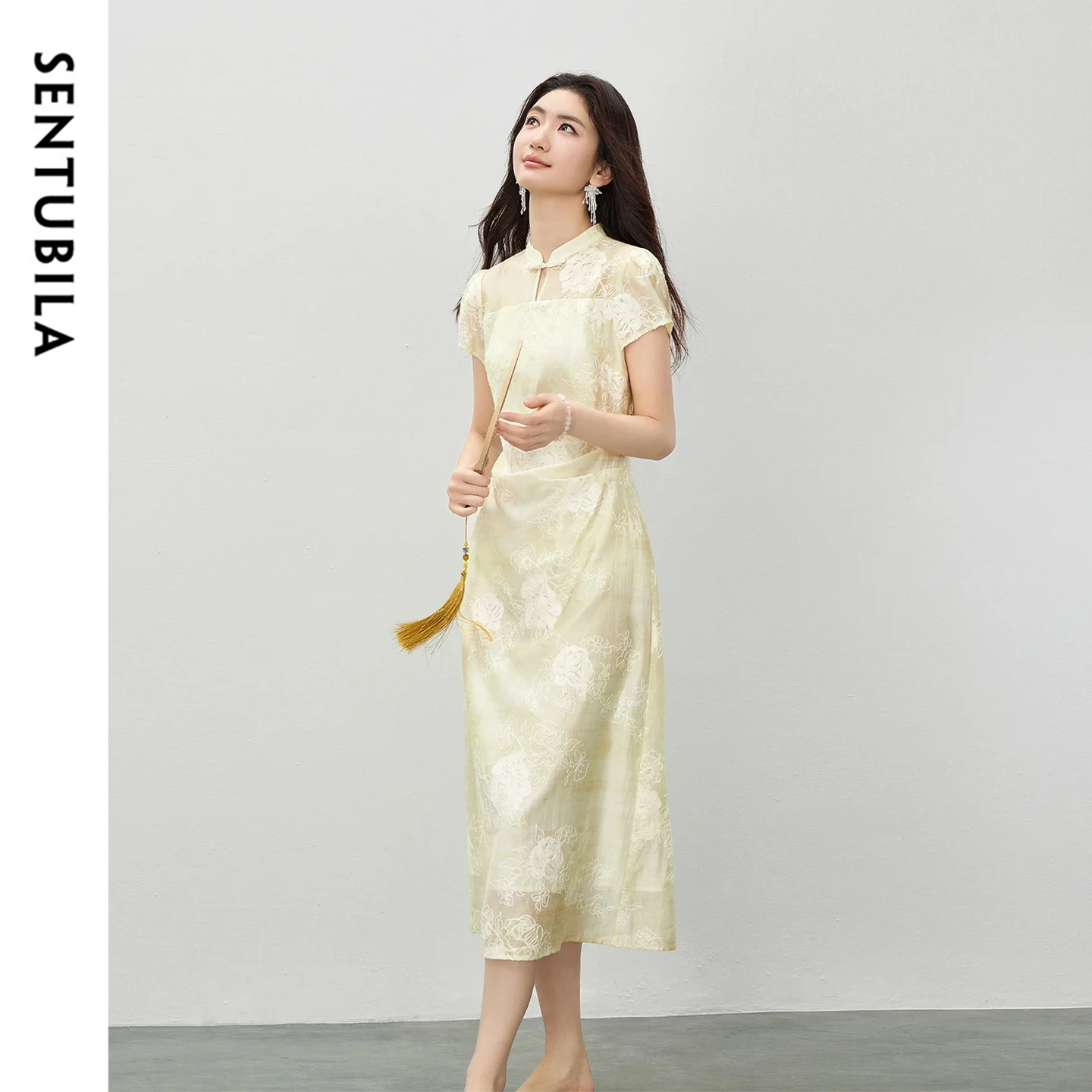 SENTUBILA Embroidered Chinese Qipao Dress 2026 Summer Yellow Smudge Print Stand Collar Frog Button Slim A-Line Dress 162LV6668
SENTUBILA Embroidered Chinese Qipao Dress 2026 Summer Yellow Smudge Print Stand Collar Frog Button Slim A-Line Dress 162LV6668