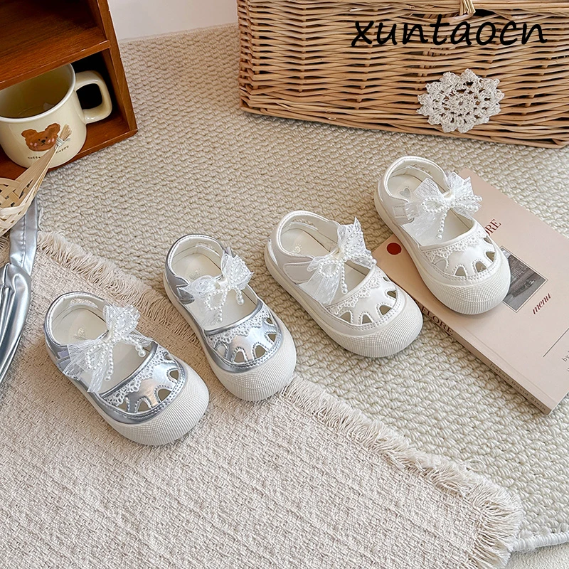 Children's Casual Sandals Girls' Summer Sandals with Pearl Bow Decoration Non-slip Breathable Flat Shoes White and Silver
Children's Casual Sandals Girls' Summer Sandals with Pearl Bow Decoration Non-slip Breathable Flat Shoes White and Silver