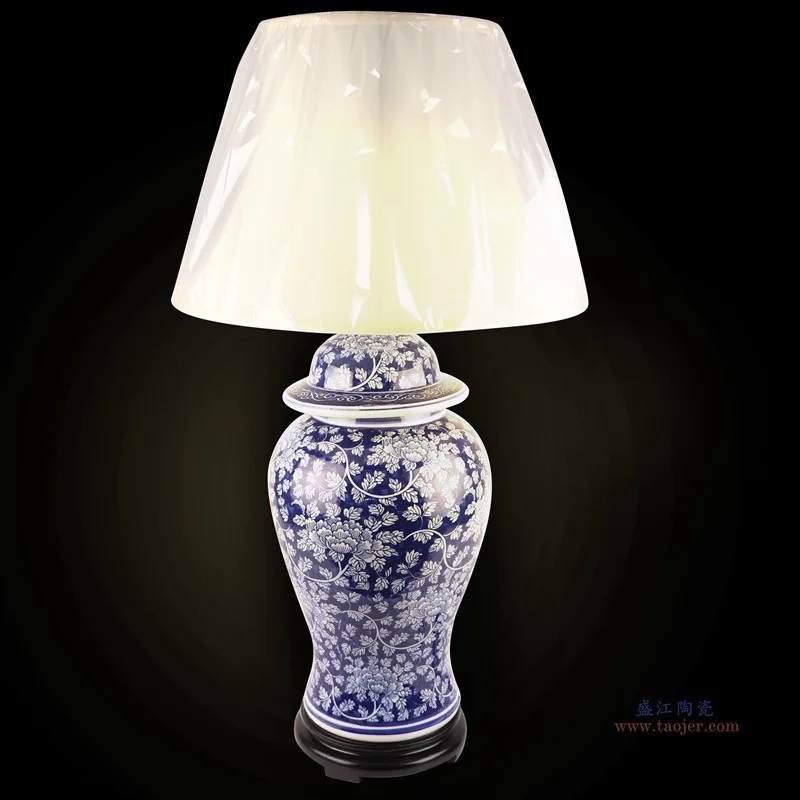 Цзиндэчжэнь синий и белый пион керамическая настольная лампа новая китайская настольная прикроватная лампа для спальни модель отеля комната лампа орнамент 
Цзиндэчжэнь синий и белый пион керамическая настольная лампа новая китайская настольная прикроватная лампа для спальни модель отеля комната лампа орнамент
