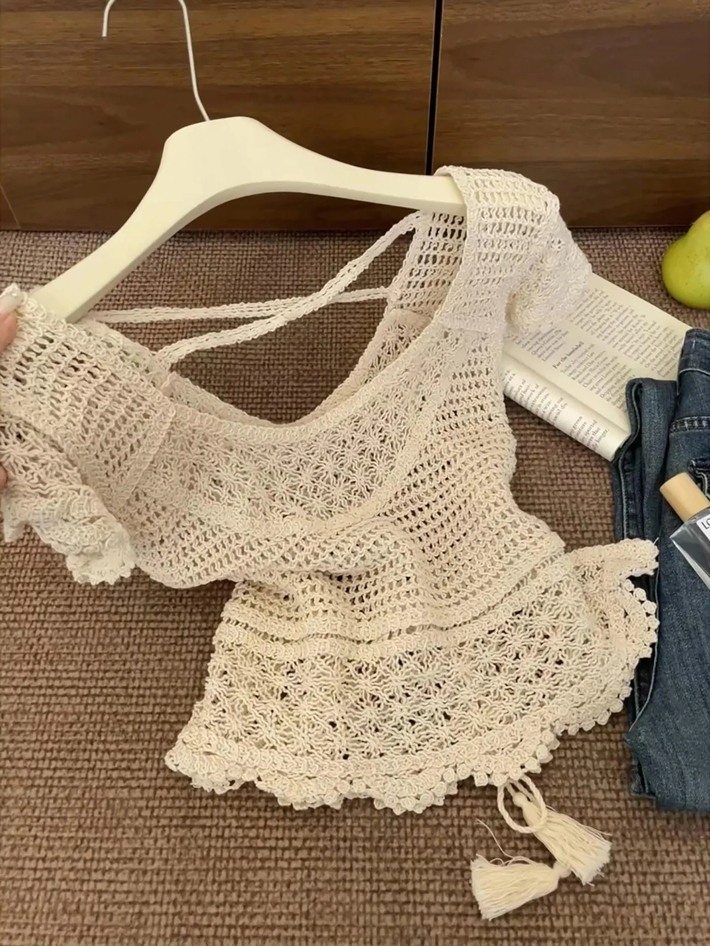 Khaki Knitted Top Women's Summer New Hollow out Short Sleeve Ageless Chic High Fashion Trending Korean Style Loose Fit Knitwear
Khaki Knitted Top Women's Summer New Hollow out Short Sleeve Ageless Chic High Fashion Trending Korean Style Loose Fit Knitwear