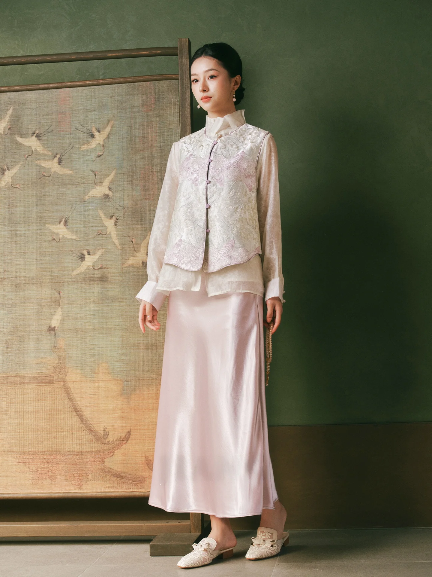 Mega Pasture New Chinese Style Women's Vest Fashionable Layered Top Floral Embroidery Lightweight Spring Summer Jacket
Mega Pasture New Chinese Style Women's Vest Fashionable Layered Top Floral Embroidery Lightweight Spring Summer Jacket