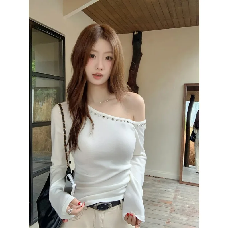 Hot American Rivet Slanted Shoulder Long-sleeved T-shirt for Women in Autumn Waistline Off-shoulder Bottoming Top Pullover
Hot American Rivet Slanted Shoulder Long-sleeved T-shirt for Women in Autumn Waistline Off-shoulder Bottoming Top Pullover