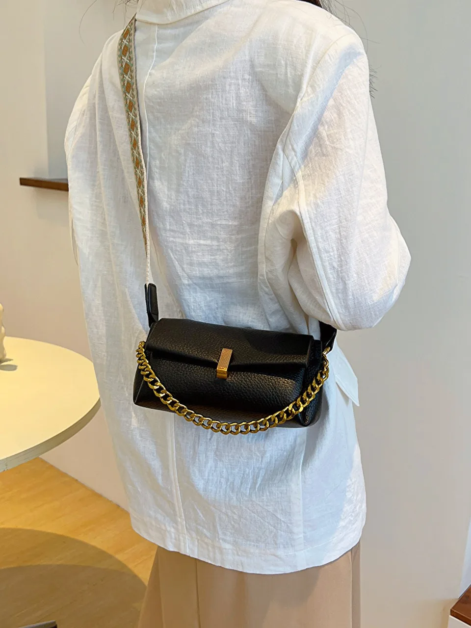 Soft Leather Small Gold Strip Handbag Women's Bag New Commuter All-match Double-layer Large Capacity Shoulder Crossbody Bag New
Soft Leather Small Gold Strip Handbag Women's Bag New Commuter All-match Double-layer Large Capacity Shoulder Crossbody Bag New