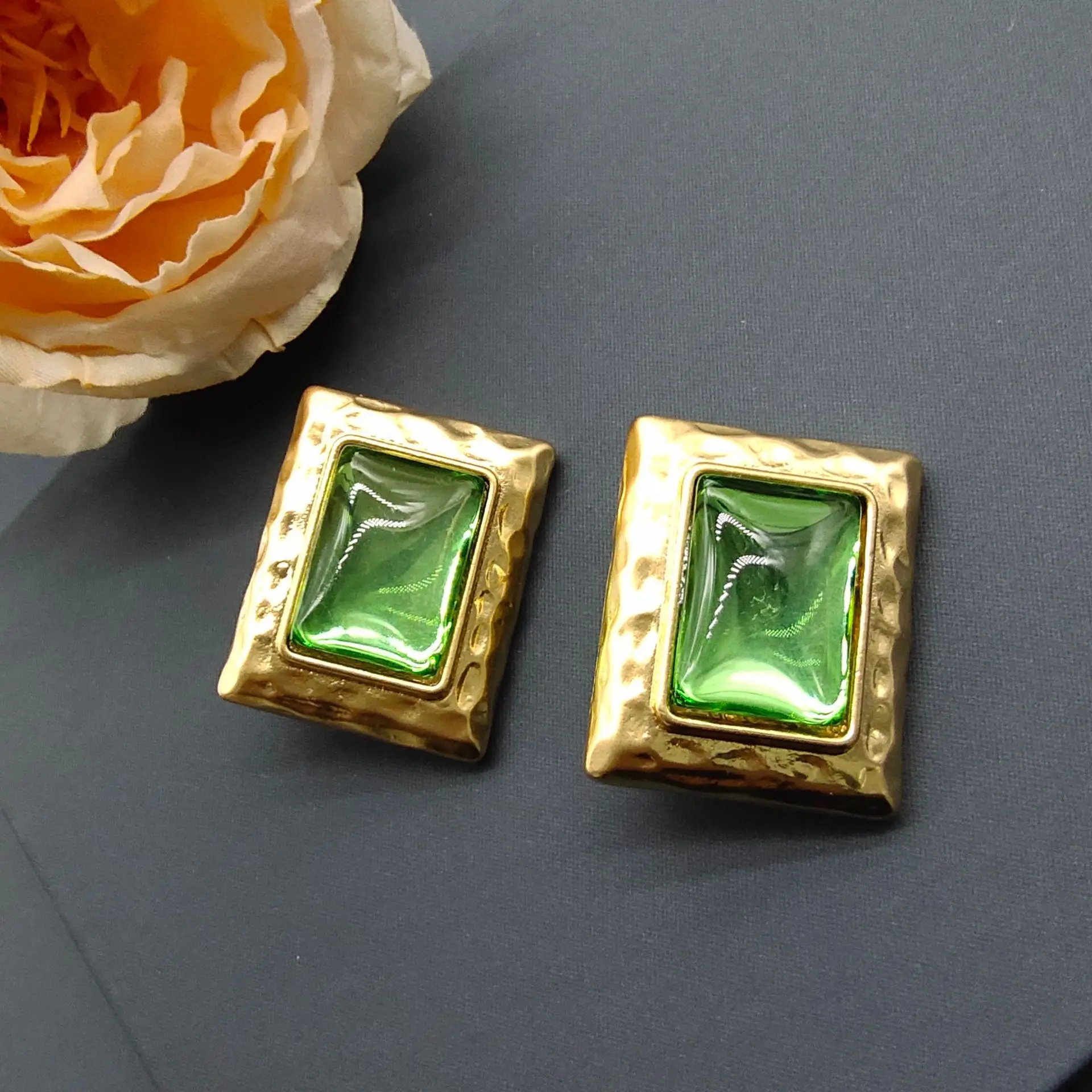 Vintage Square Green Crystal Stud Earrings For Women Jewelry Runway Party T Show Fancy Trendy Boho INS Japan Korea
Vintage Square Green Crystal Stud Earrings For Women Jewelry Runway Party T Show Fancy Trendy Boho INS Japan Korea