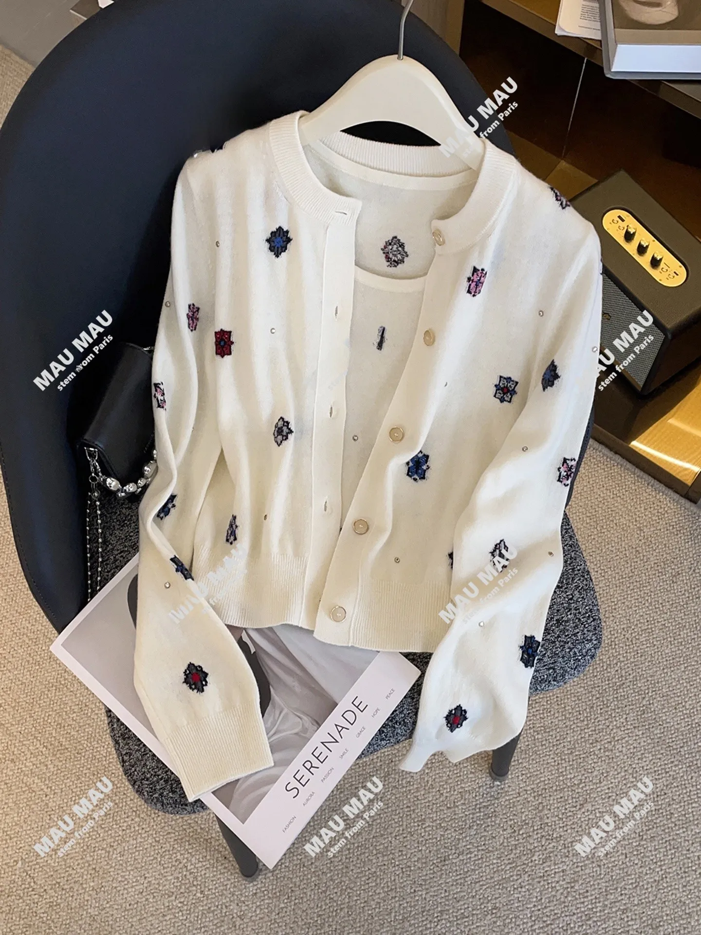 Вязаный открытый кардиган с вышивкой Ele, верхний внутренний жилет, комплект из двух предметов для женщин, элитный осенне-зимний модный комплект для поездок на работу 
Вязаный открытый кардиган с вышивкой Ele, верхний внутренний жилет, комплект из двух предметов для женщин, элитный осенне-зимний модный комплект для поездок на работу