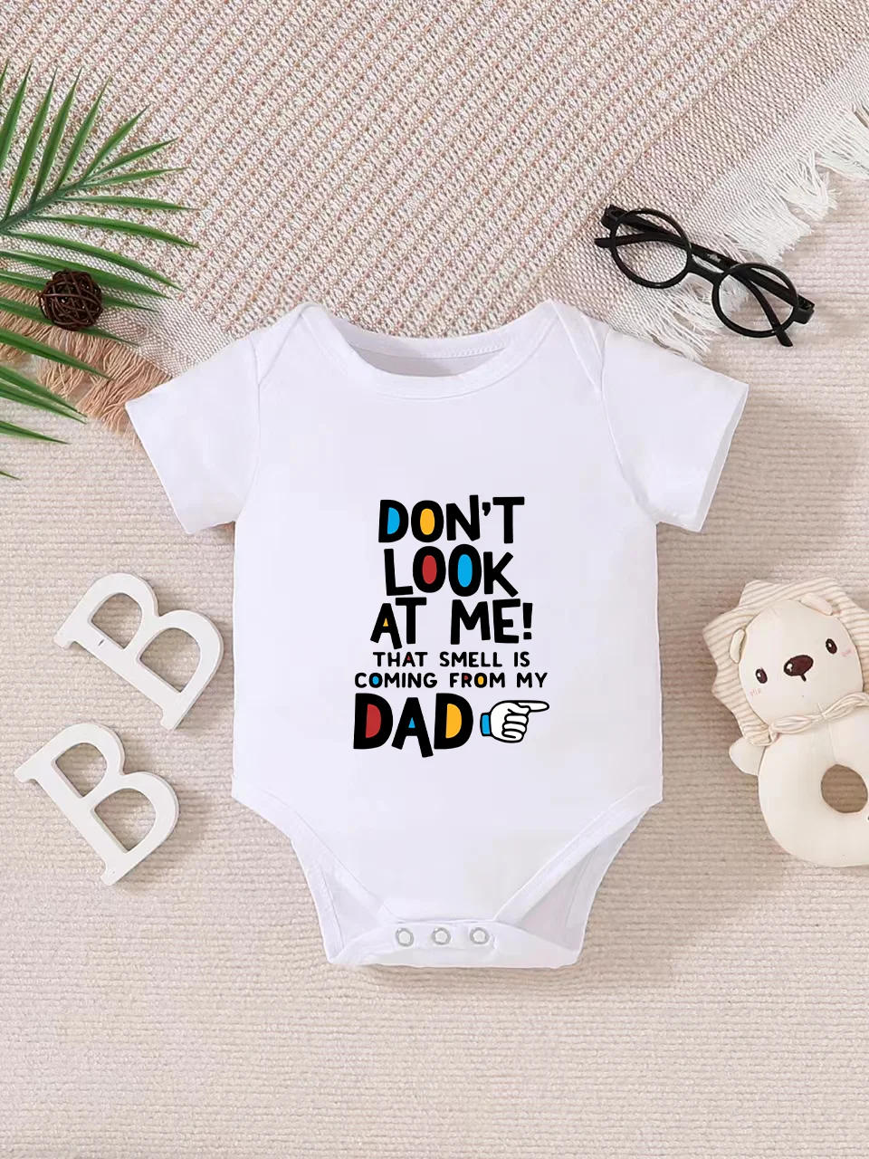 Baby short-sleeved triangle bodysuit, fun letter print, button design, easy to care for, suitable for new parents.
Baby short-sleeved triangle bodysuit, fun letter print, button design, easy to care for, suitable for new parents.