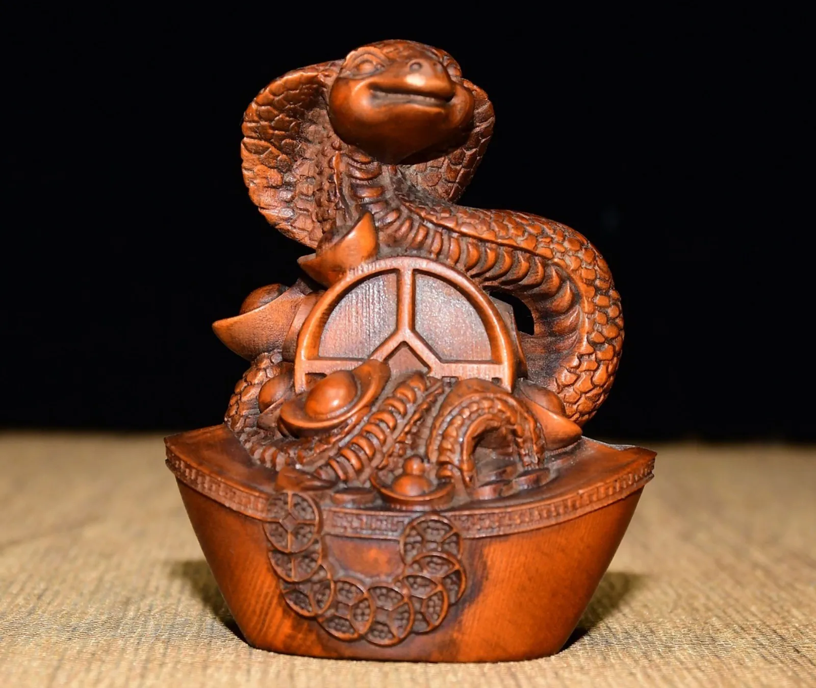 Figuras Decorativas Modernas Wooden Snake Sculpture Wealth Attracting Ingot Statue
Figuras Decorativas Modernas Wooden Snake Sculpture Wealth Attracting Ingot Statue