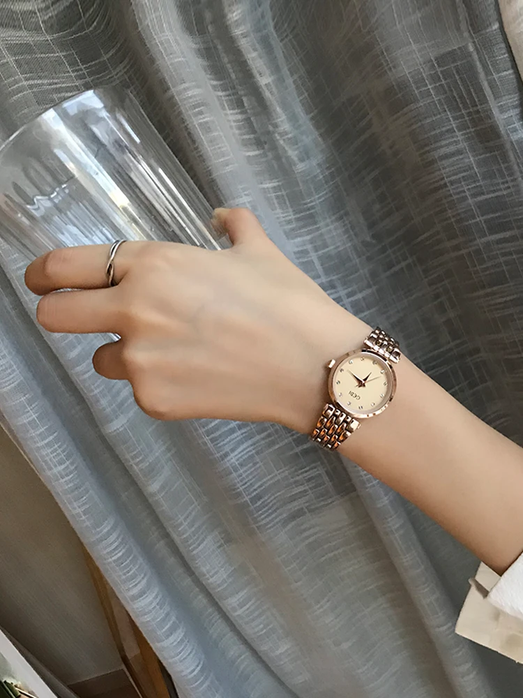 New Minimalist Vintage Metal Chain Small Dial Quartz Watch For Women, A High-Quality And Versatile Ladies' Wristwatch.
New Minimalist Vintage Metal Chain Small Dial Quartz Watch For Women, A High-Quality And Versatile Ladies' Wristwatch.