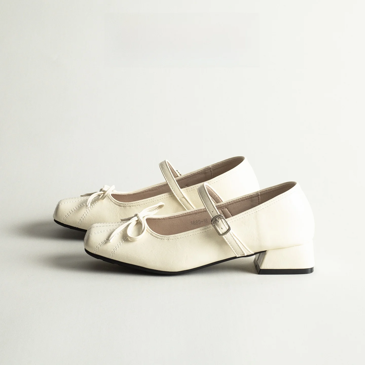 Elegant Leather Mary Jane Shoes with Bow Knot Single Strap for Women Spring Season Versatile Thick Heel Suitable for Skirts
Elegant Leather Mary Jane Shoes with Bow Knot Single Strap for Women Spring Season Versatile Thick Heel Suitable for Skirts