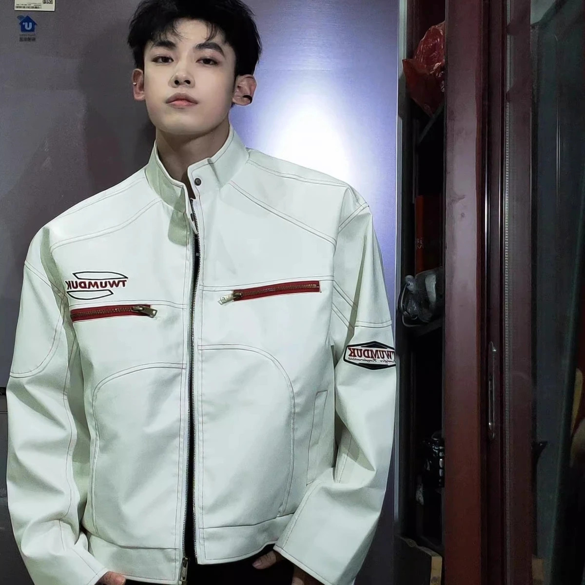 Белая кожаная куртка с вышивкой, мужская мотоциклетная куртка свободного покроя в американском стиле ретро с воротником-стойкой, молодежное пальто из полиэфирного волокна
Белая кожаная куртка с вышивкой, мужская мотоциклетная куртка свободного покроя в американском стиле ретро с воротником-стойкой, молодежное пальто из полиэфирного волокна