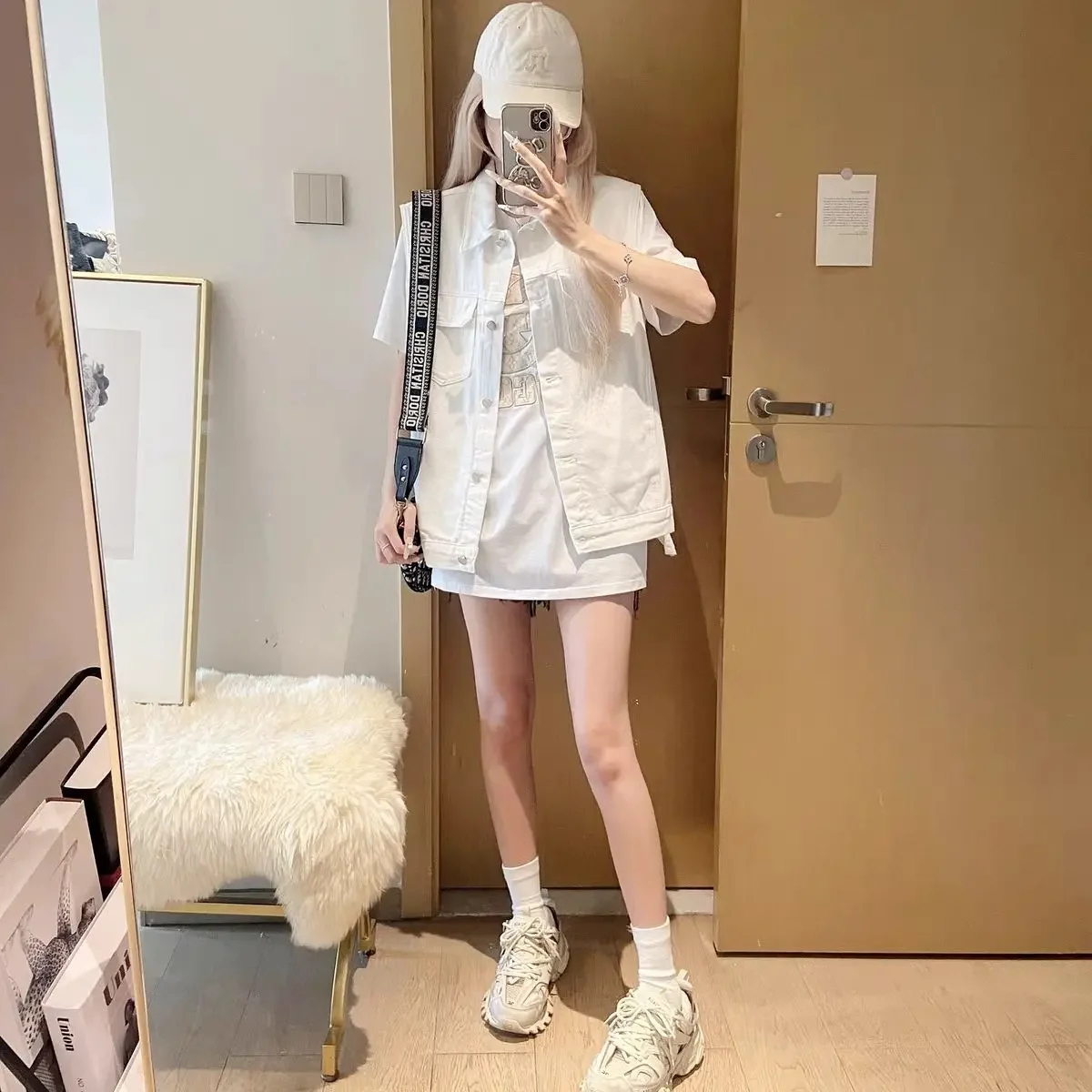 Модный белый джинсовый жилет с двойными карманами, новая летняя повседневная свободная универсальная рубашка без рукавов, топы, модная одежда для женщин
Модный белый джинсовый жилет с двойными карманами, новая летняя повседневная свободная универсальная рубашка без рукавов, топы, модная одежда для женщин