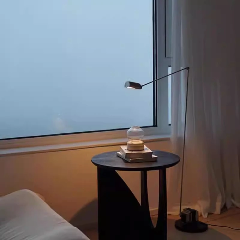 Напольный светильник для гостиной рядом с диваном, в индустриальном стиле, для чтения и создания атмосферы.
Напольный светильник для гостиной рядом с диваном, в индустриальном стиле, для чтения и создания атмосферы.