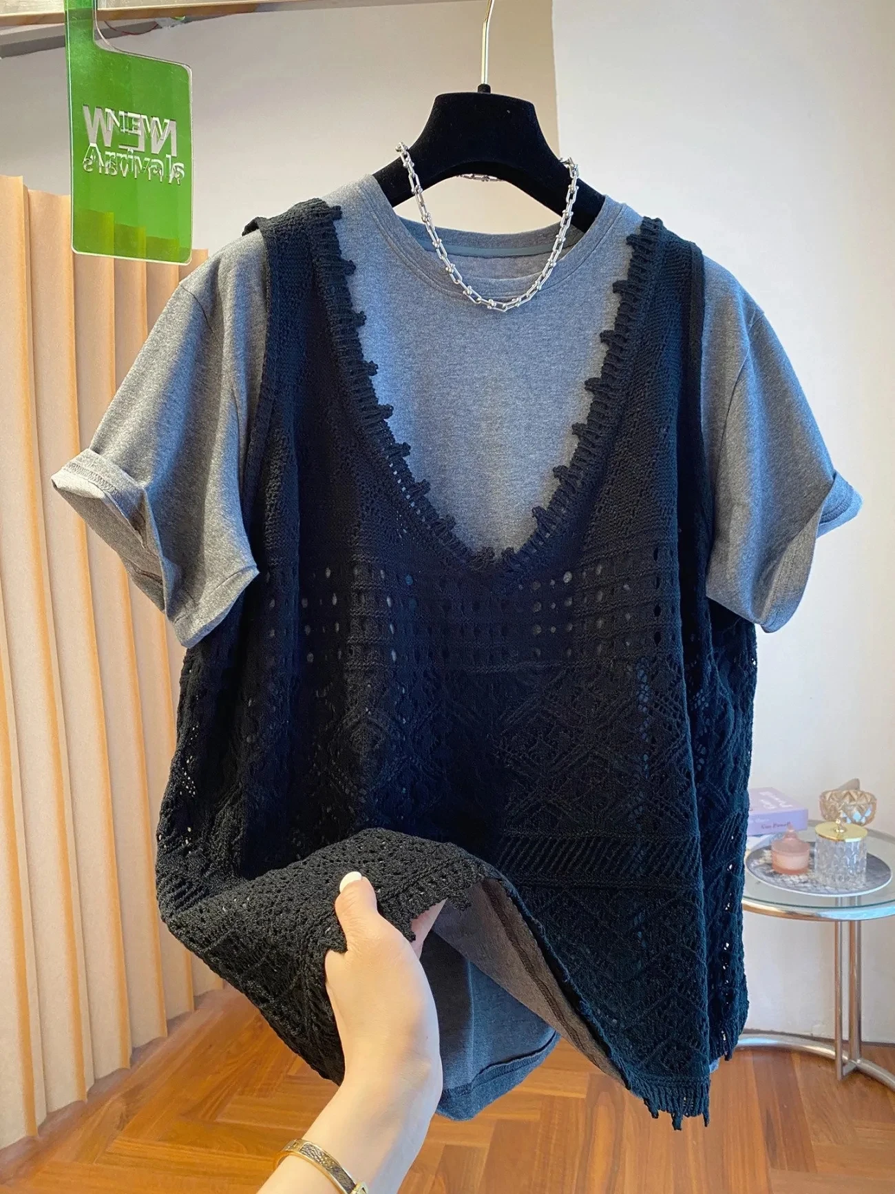 plus Size Fashion Short Sleeve T-Shirt Set Women Summer Knitted Hollow out Vest Layered Two Piece Set Korean Style Casual Wear
plus Size Fashion Short Sleeve T-Shirt Set Women Summer Knitted Hollow out Vest Layered Two Piece Set Korean Style Casual Wear