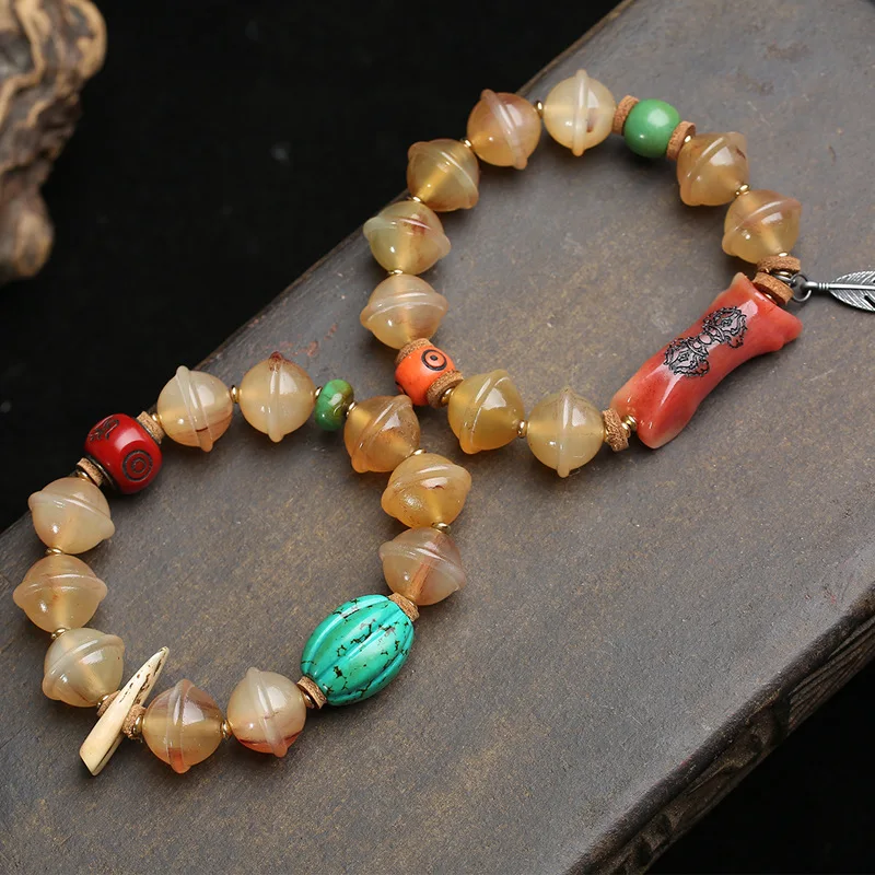 Single-strand Tibetan-style horn-shaped flying saucer bracelet made from natural camel bone, Tibetan silver and turquoise
Single-strand Tibetan-style horn-shaped flying saucer bracelet made from natural camel bone, Tibetan silver and turquoise