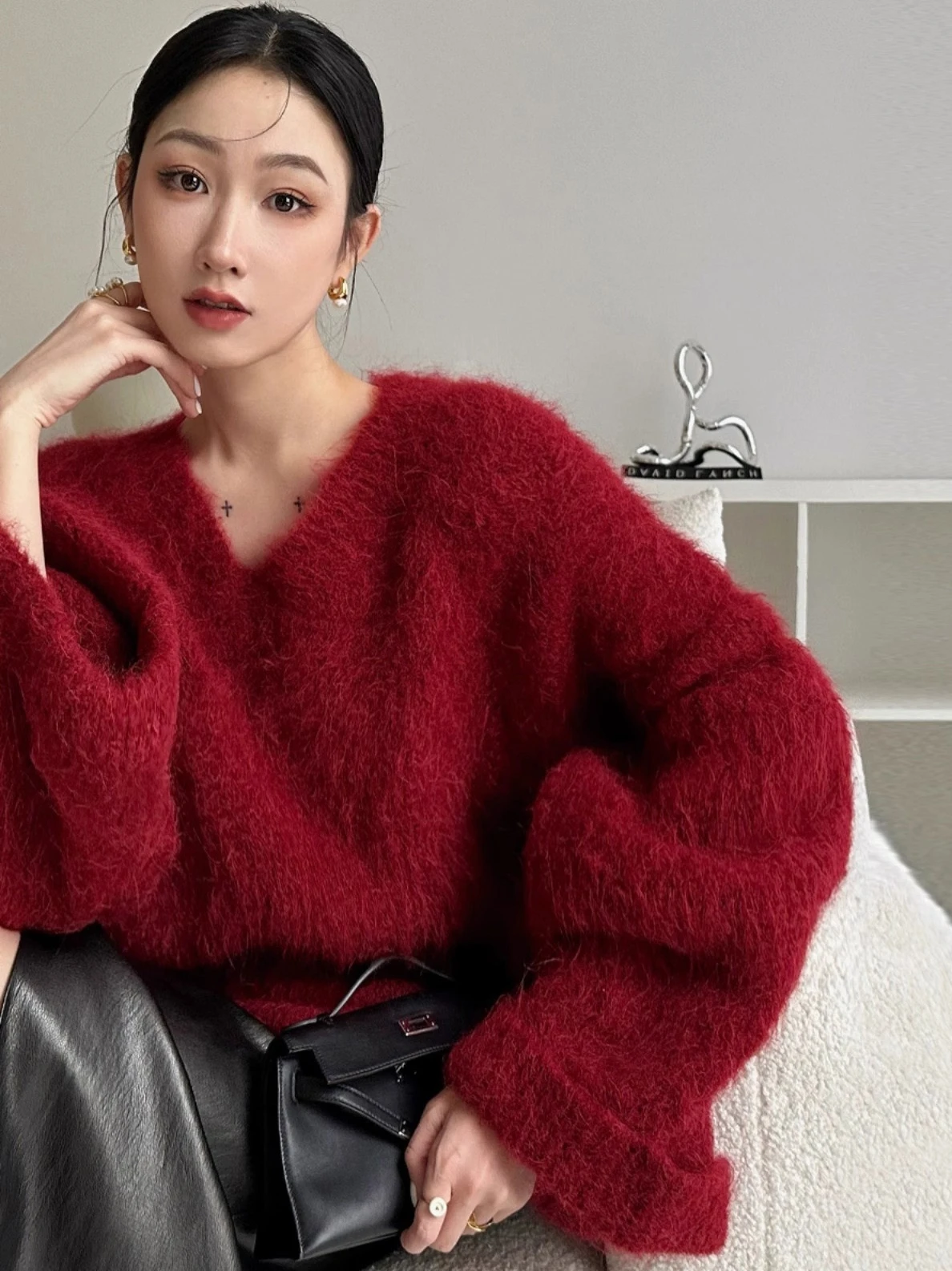 Retro Red New Year's Loose Mink Knitwear Women's V-neck Pullover Autumn Winter Thickened Knitted Top Commute Style Long Sleeve
Retro Red New Year's Loose Mink Knitwear Women's V-neck Pullover Autumn Winter Thickened Knitted Top Commute Style Long Sleeve