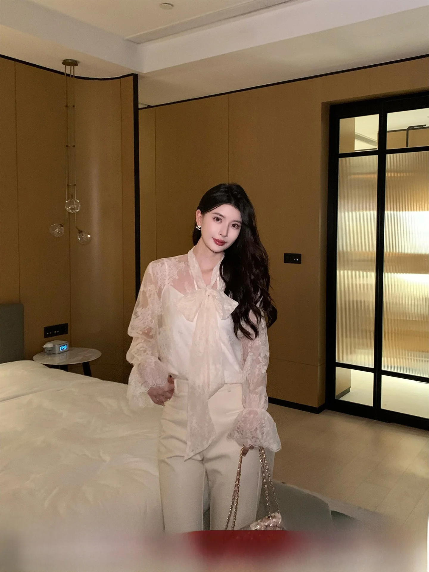 Kun Total White Sandalwood Bell Sleeve Lace Shirt Women's V-neck Spring Fashionable Straight Cut Long Sleeve Nylon Fabric Shirt
Kun Total White Sandalwood Bell Sleeve Lace Shirt Women's V-neck Spring Fashionable Straight Cut Long Sleeve Nylon Fabric Shirt