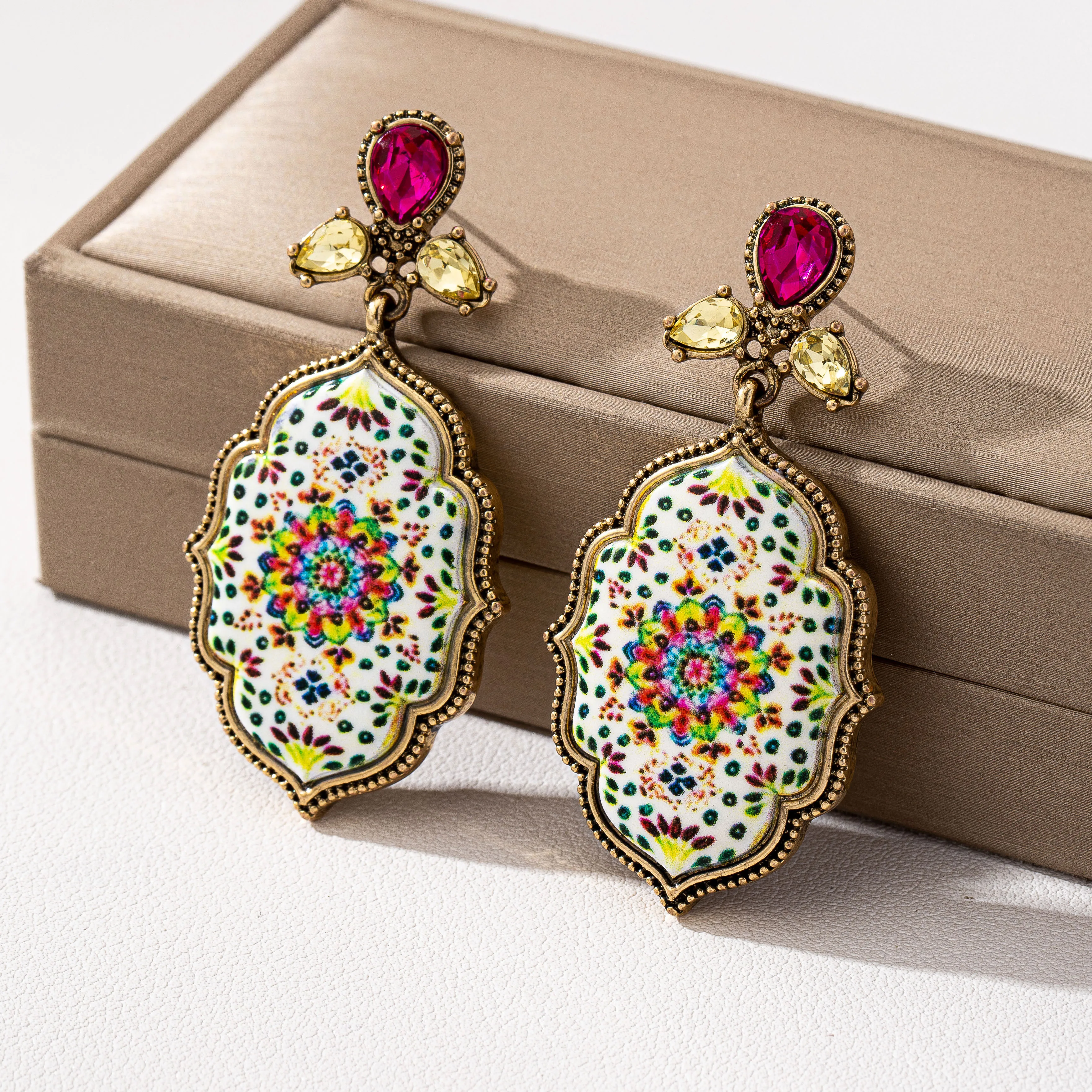 Fashion, medieval vintage retro niche design light luxury fashion unique alloy oil painting style earrings, travel jewelry
Fashion, medieval vintage retro niche design light luxury fashion unique alloy oil painting style earrings, travel jewelry