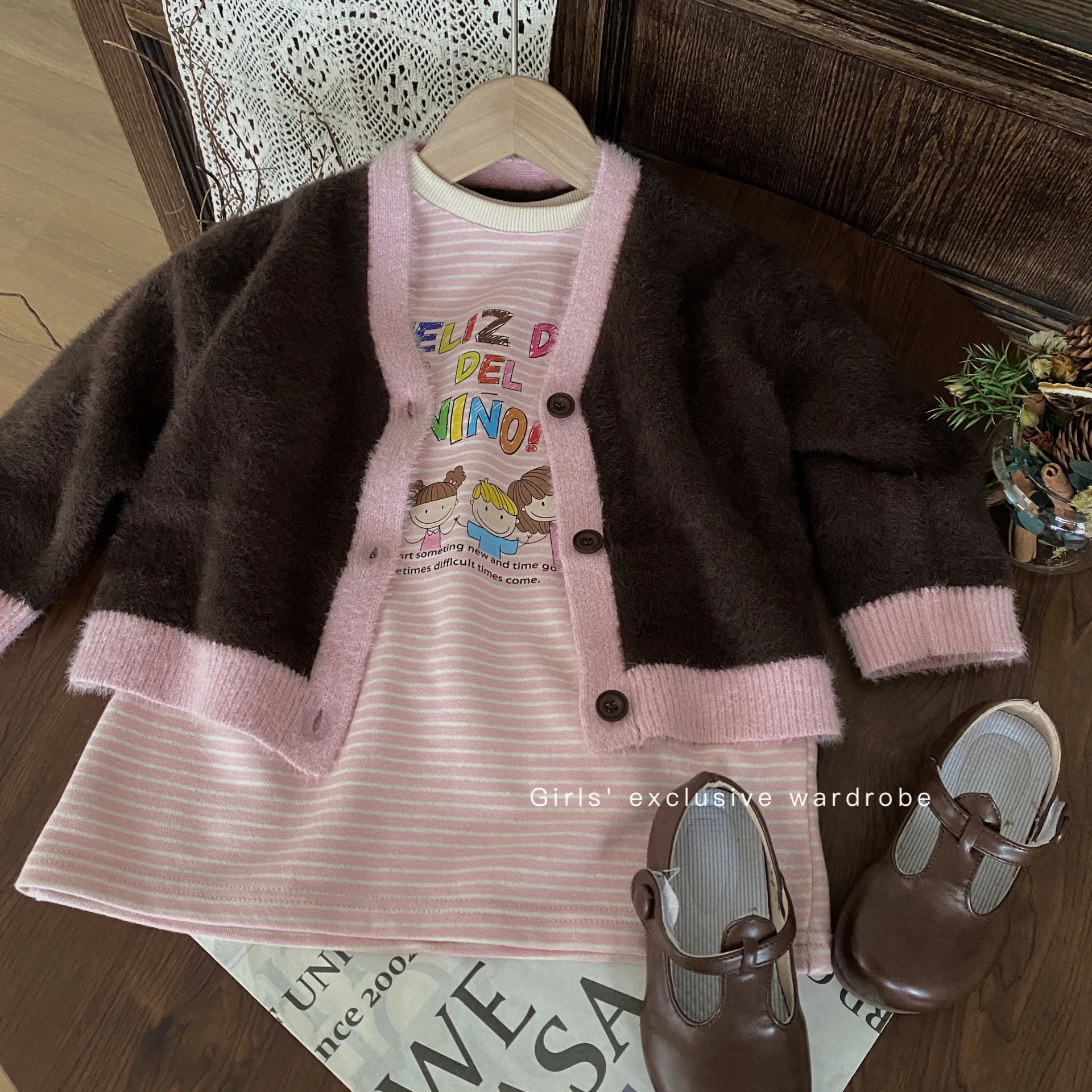 Girls Suits 2024 Autumn New Childrens Wear Girls Baby Color Contrast Knitted Cardigan Long-sleeved Striped Dress Two-piece Set
Girls Suits 2024 Autumn New Childrens Wear Girls Baby Color Contrast Knitted Cardigan Long-sleeved Striped Dress Two-piece Set