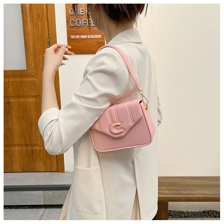 Vintage Mini Square Bag for Women - Quilted Crossbody Shoulder Purse with Detachable Chain, Retro Luxury Design & Top Handle
Vintage Mini Square Bag for Women - Quilted Crossbody Shoulder Purse with Detachable Chain, Retro Luxury Design & Top Handle