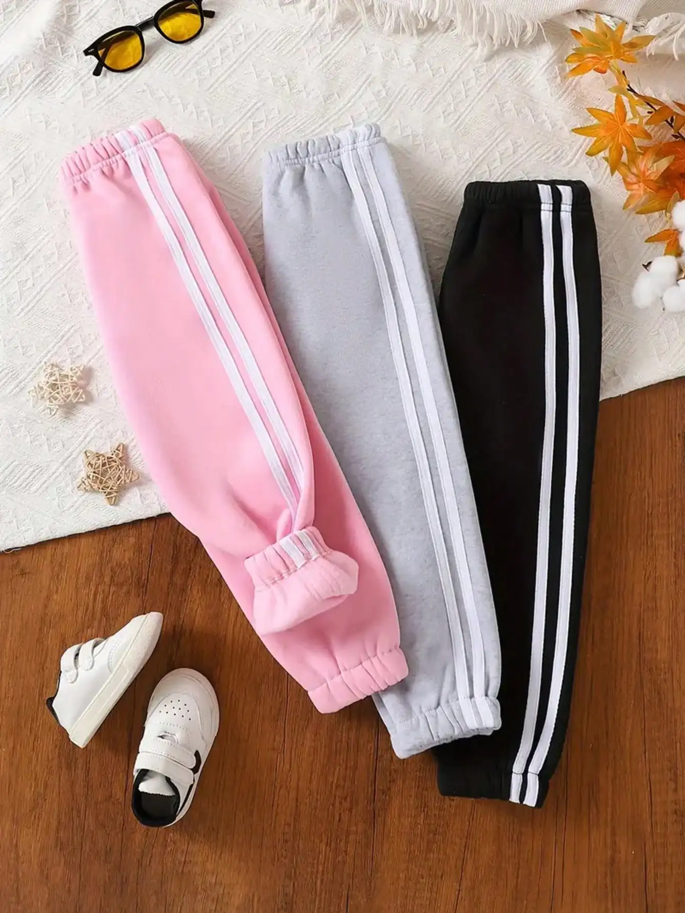 Комплект из 3-х штук: мягкие флисовые джоггеры для девочек с боковыми полосками, розовый, серый, черный
Комплект из 3-х штук: мягкие флисовые джоггеры для девочек с боковыми полосками, розовый, серый, черный