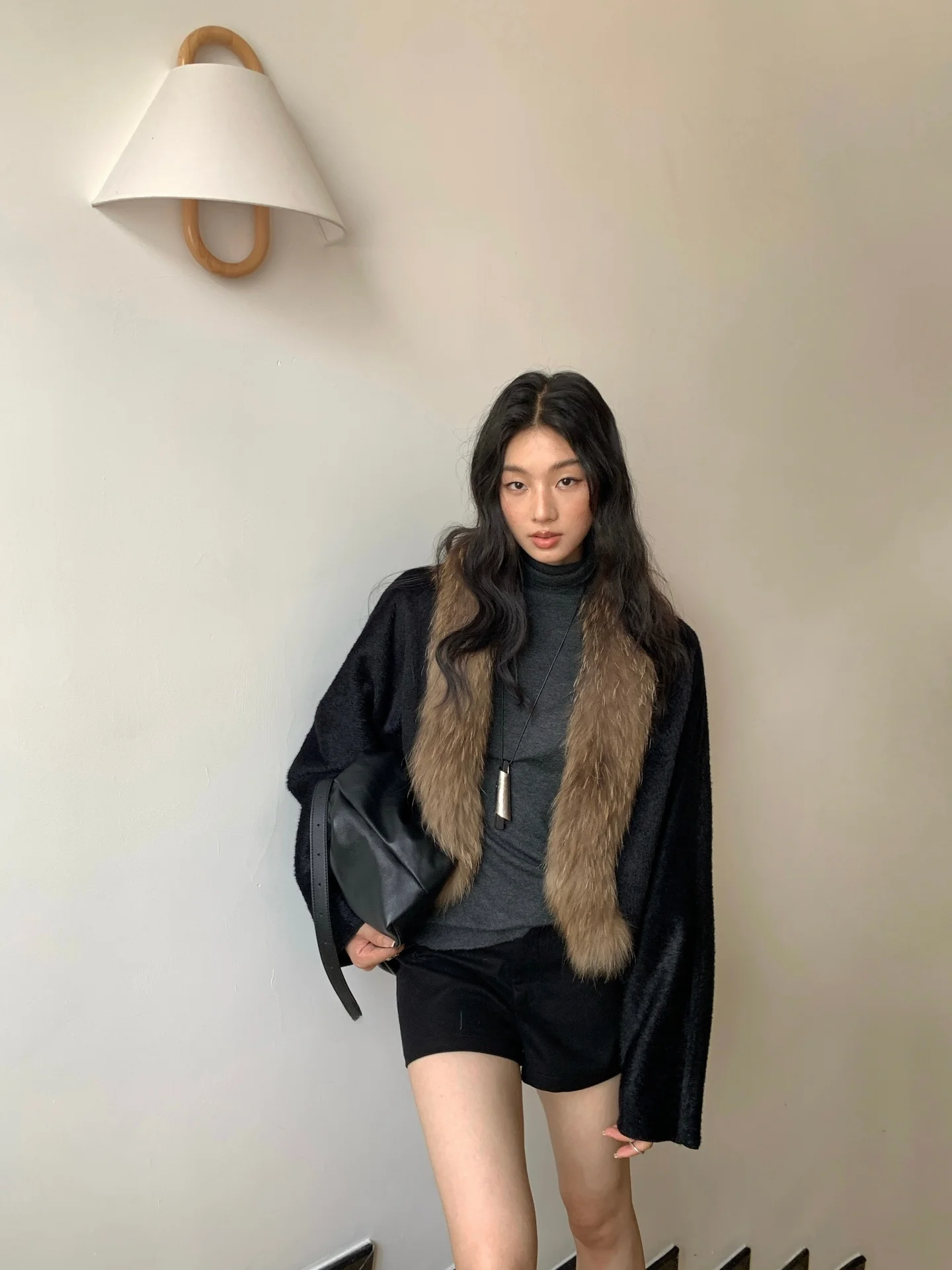 Ретро-пальто из шерсти со съемным меховым воротником, женское, осенне-зимнее, новое, универсальное, приталенное, укороченное, с длинными рукавами
Ретро-пальто из шерсти со съемным меховым воротником, женское, осенне-зимнее, новое, универсальное, приталенное, укороченное, с длинными рукавами