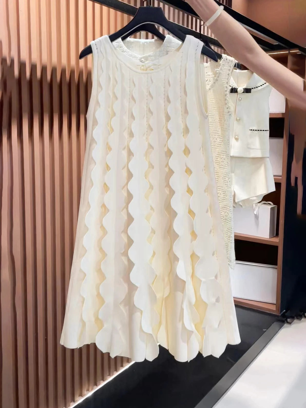 Unique Knitted Vest Dress Women Summer Fashionable Ageless Lightweight Elegant French Style round Neck No Sleeve Polyester Fiber
Unique Knitted Vest Dress Women Summer Fashionable Ageless Lightweight Elegant French Style round Neck No Sleeve Polyester Fiber