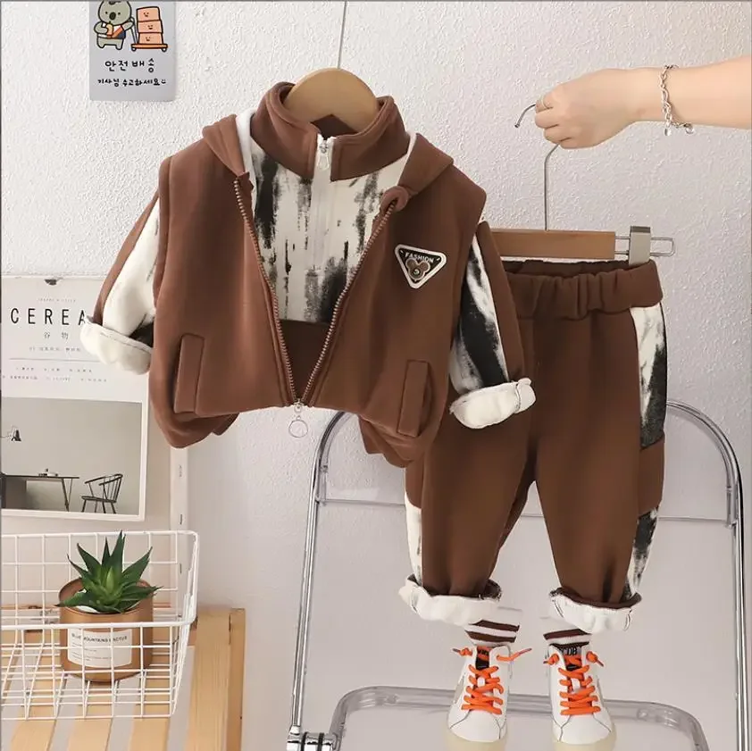 Autumn Winter Kids Sets 2024 Designer Children Baby Clothing Hooded Vest+Printed Velvet Coat+Pants 3Pcs Boys Christmas Tracksuit
Autumn Winter Kids Sets 2024 Designer Children Baby Clothing Hooded Vest+Printed Velvet Coat+Pants 3Pcs Boys Christmas Tracksuit