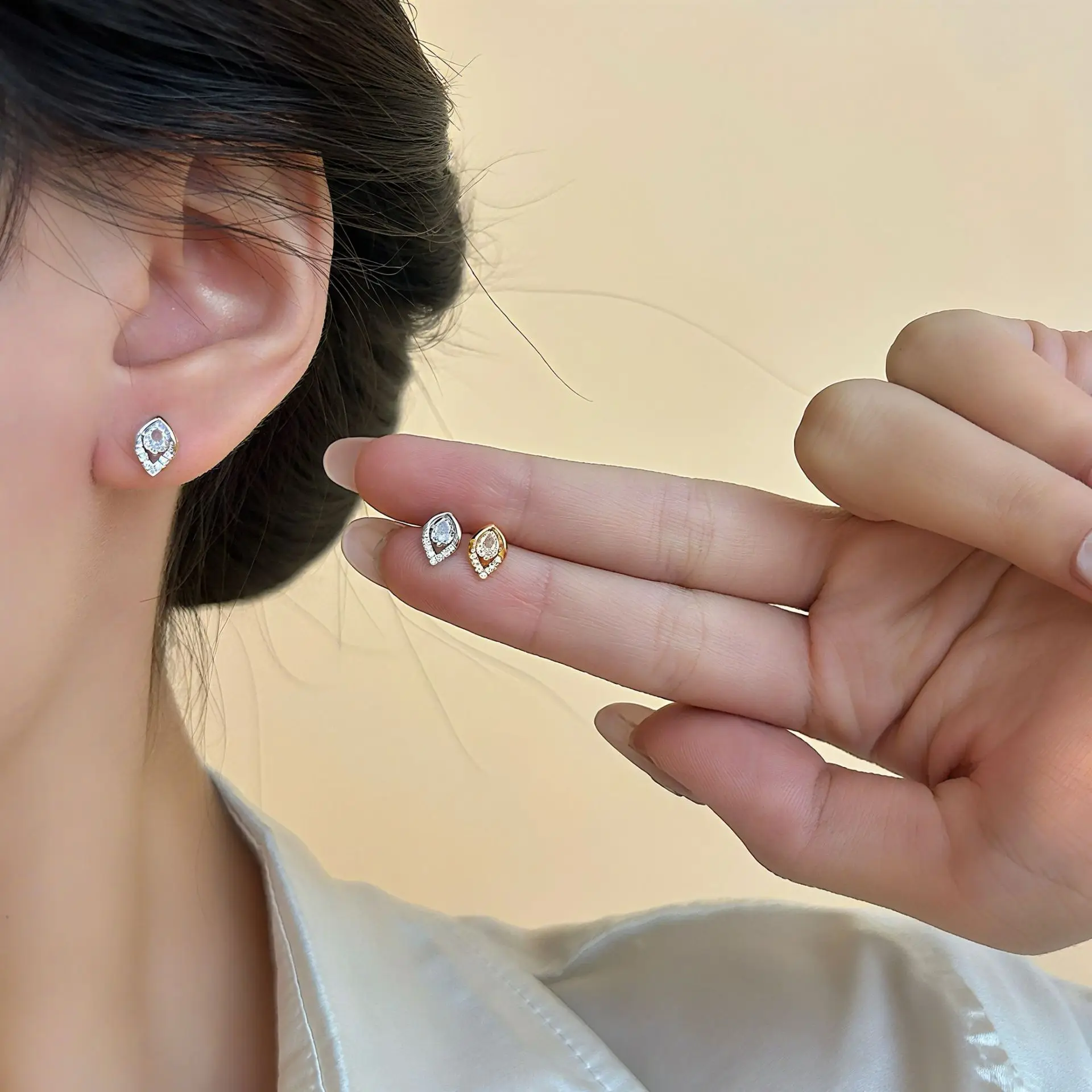 Женские полые серьги из стерлингового серебра S925, инкрустированные бриллиантами в форме листа, простой дизайн, мини-ювелирные изделия высокого класса (с подарочной коробкой)
Женские полые серьги из стерлингового серебра S925, инкрустированные бриллиантами в форме листа, простой дизайн, мини-ювелирные изделия высокого класса (с подарочной коробкой)