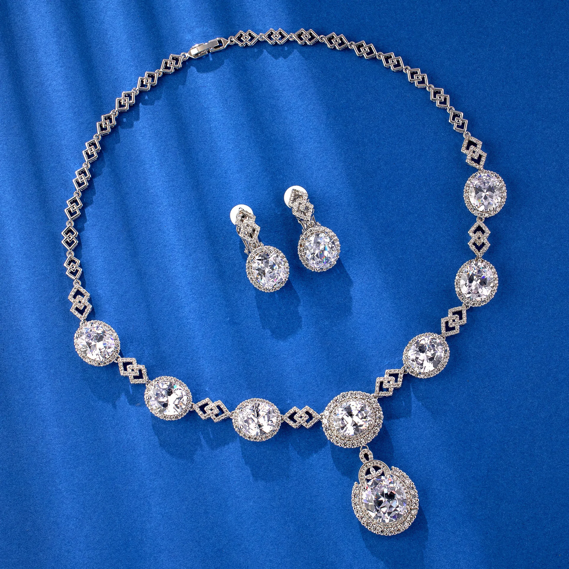 Легкий роскошный ювелирный набор с цирконами, универсальные, изысканные и элегантные женские аксессуары, комплект одежды + серьги, циркон.
Легкий роскошный ювелирный набор с цирконами, универсальные, изысканные и элегантные женские аксессуары, комплект одежды + серьги, циркон.
