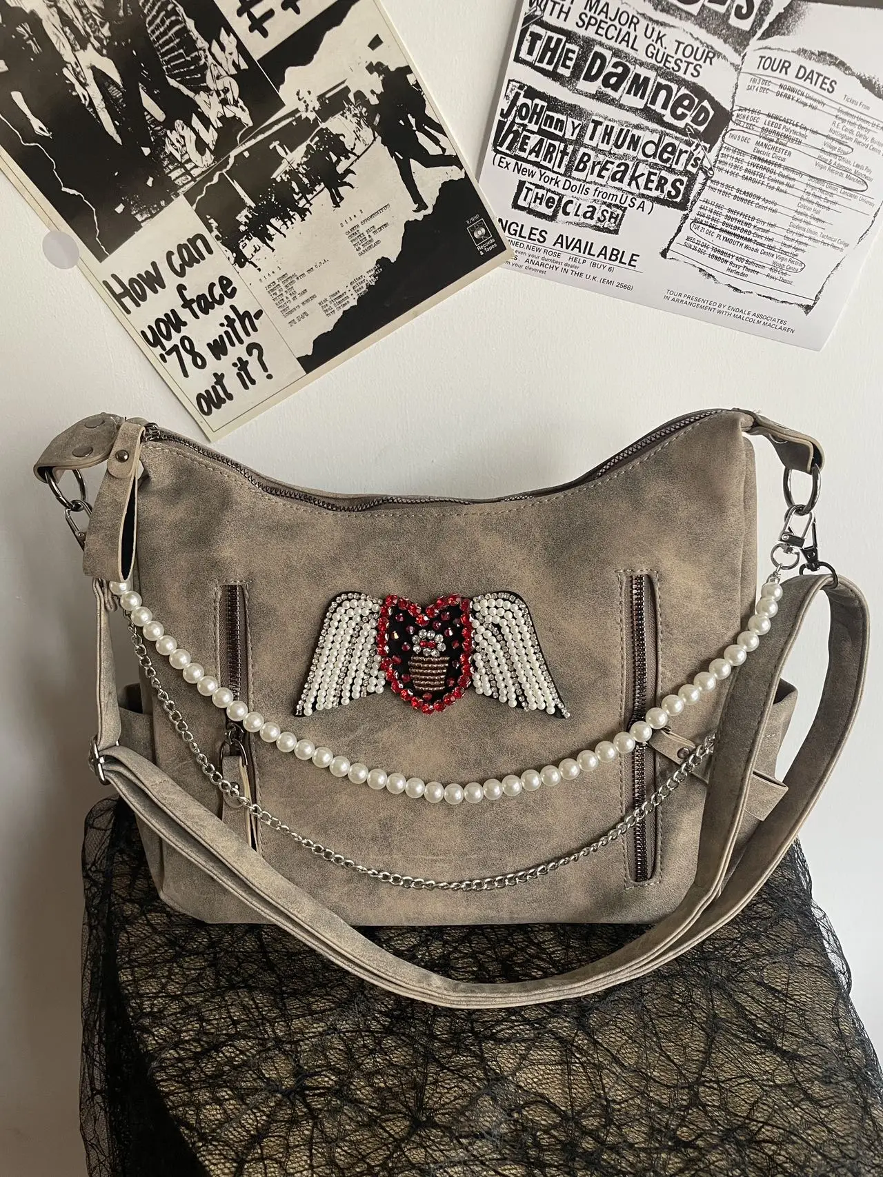 Y2K Large Capacity Suede Leather Tote Autumn Winter Retro Women's Bag Cute Diamond Wing Shoulder Bag with Pearl Chain
Y2K Large Capacity Suede Leather Tote Autumn Winter Retro Women's Bag Cute Diamond Wing Shoulder Bag with Pearl Chain