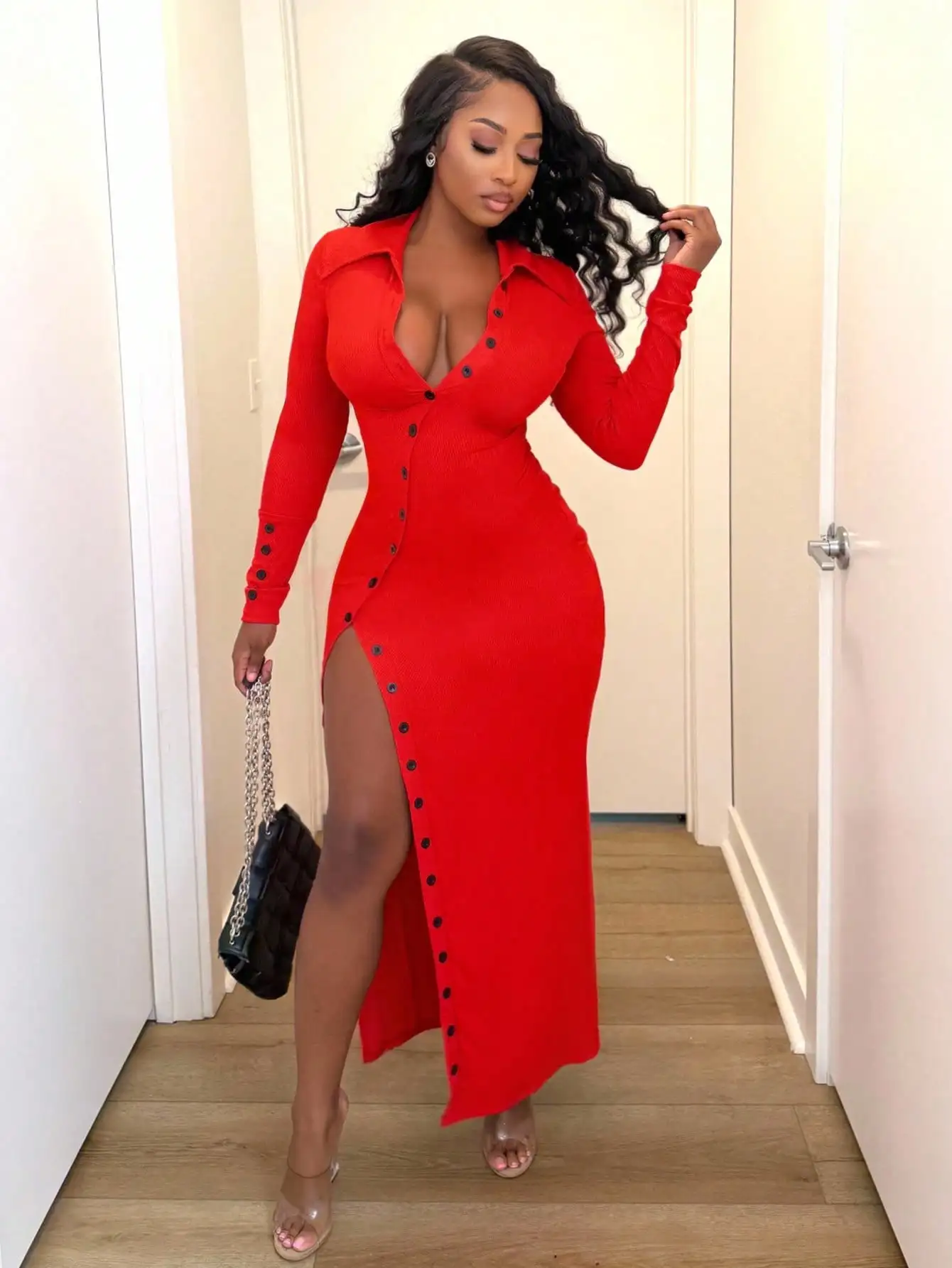 Красное облегающее платье с пуговицами спереди, разрезом на бедре и длинными рукавами
Красное облегающее платье с пуговицами спереди, разрезом на бедре и длинными рукавами