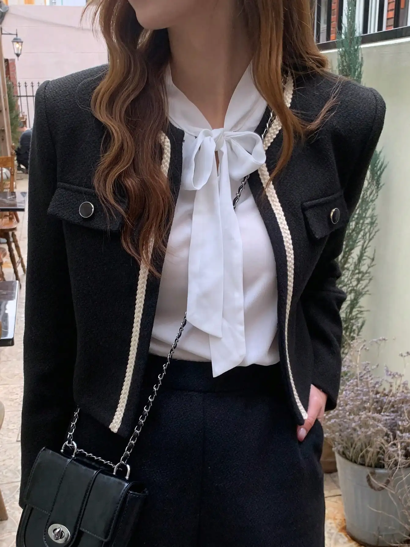 Женский черный твидовый жакет с кремовой отделкой и блузкой с бантом, повседневная офисная одежда на осень
Женский черный твидовый жакет с кремовой отделкой и блузкой с бантом, повседневная офисная одежда на осень