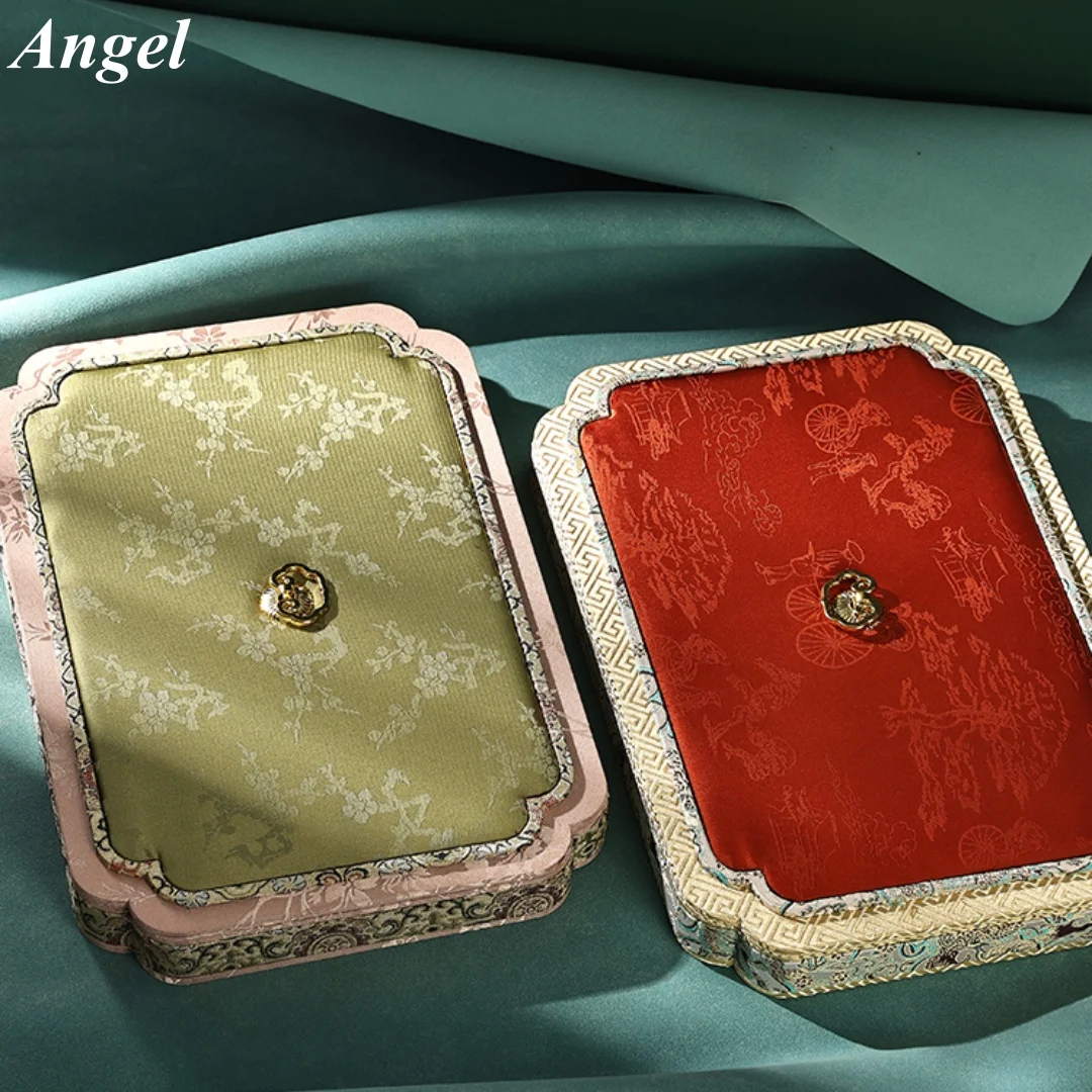 Дворцовый ветровой пояс, чехол для ювелирных изделий и нефритовая витрина, ювелирные изделия с прямым жемчугом, пылезащитный браслет, ручная цепочка, пластина для хранения
Дворцовый ветровой пояс, чехол для ювелирных изделий и нефритовая витрина, ювелирные изделия с прямым жемчугом, пылезащитный браслет, ручная цепочка, пластина для хранения