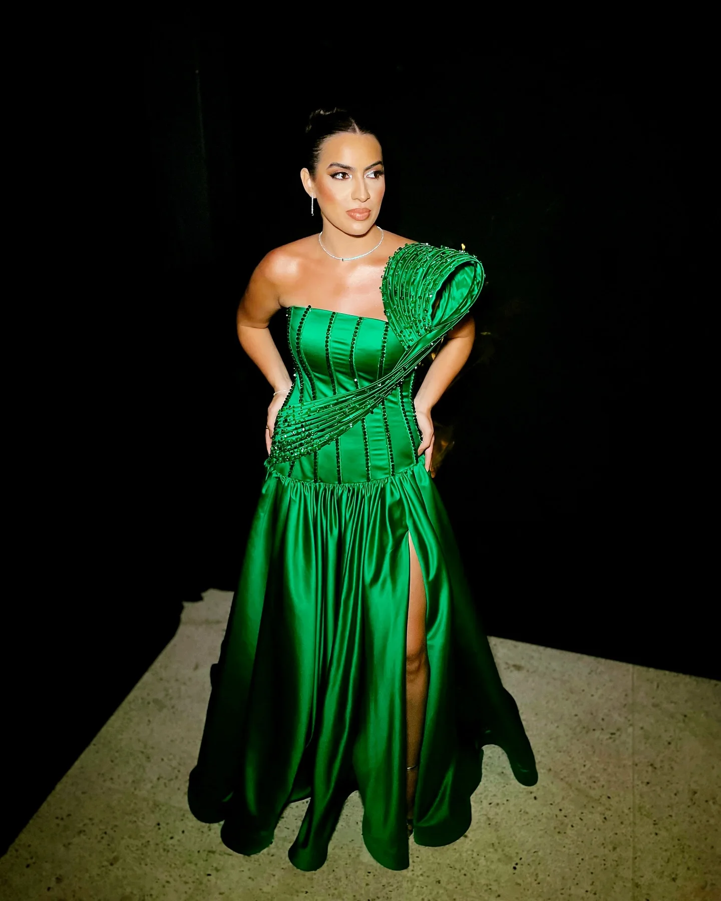 Customized Temperament Strapless Crystal Evening Dresses Classic Satin Front Slit Pleats Green Vestido De Festa Vestido De Noche
Customized Temperament Strapless Crystal Evening Dresses Classic Satin Front Slit Pleats Green Vestido De Festa Vestido De Noche