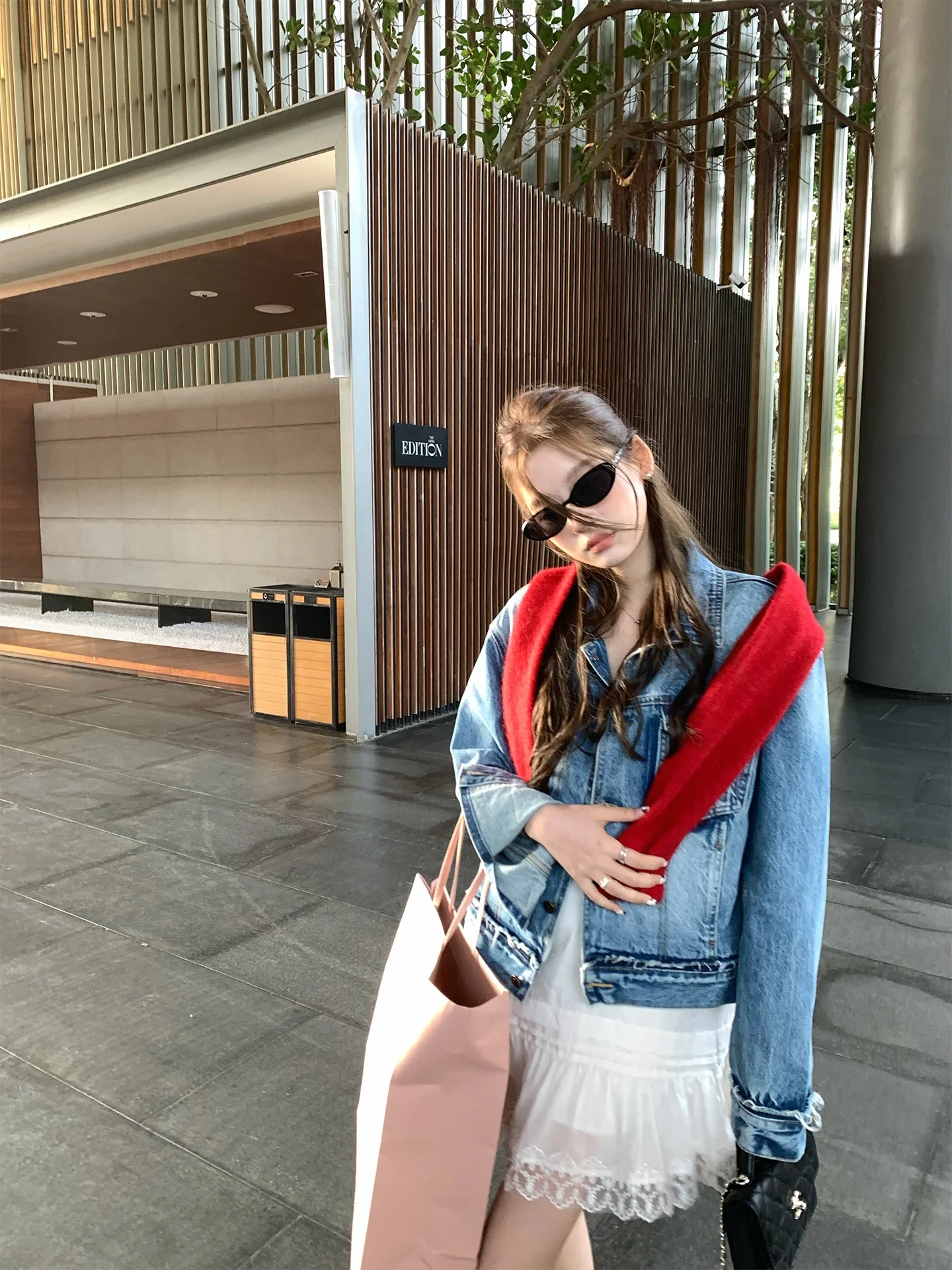 Модная джинсовая куртка из смесового хлопка для женщин, с эффектом потертости, в корейском стиле, повседневная, прямого кроя, в стиле джинсового пальто
Модная джинсовая куртка из смесового хлопка для женщин, с эффектом потертости, в корейском стиле, повседневная, прямого кроя, в стиле джинсового пальто