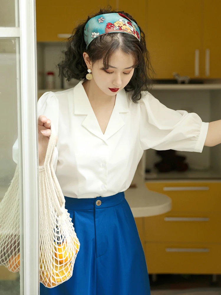 Retro White Short Sleeve V-Neck Women's Shirt Professional Top Elegant Blouse Princess Sleeve Button Detail Regular Fit Summer
Retro White Short Sleeve V-Neck Women's Shirt Professional Top Elegant Blouse Princess Sleeve Button Detail Regular Fit Summer