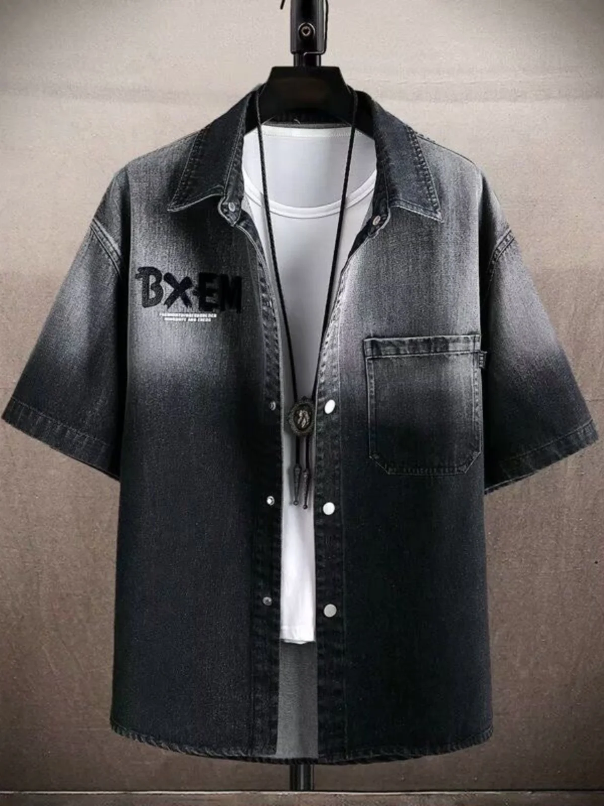 Summer Thin Casual Loose Cotton Denim ort Sve irt for Men Faionable adient Print Breathable Urban Sle Teenager
Summer Thin Casual Loose Cotton Denim ort Sve irt for Men Faionable adient Print Breathable Urban Sle Teenager