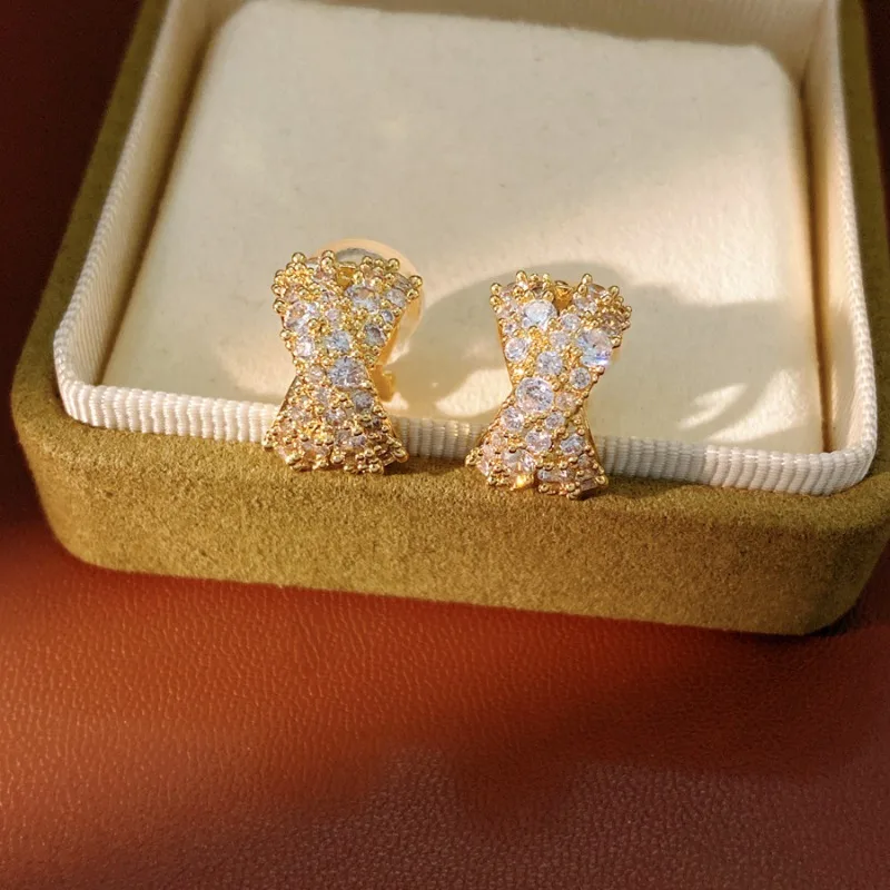 High Quality Copper Inlaid Zircon X Shape Clip On Earrings For Women Fashion No Pierced Ear Cuff Jewelry
High Quality Copper Inlaid Zircon X Shape Clip On Earrings For Women Fashion No Pierced Ear Cuff Jewelry