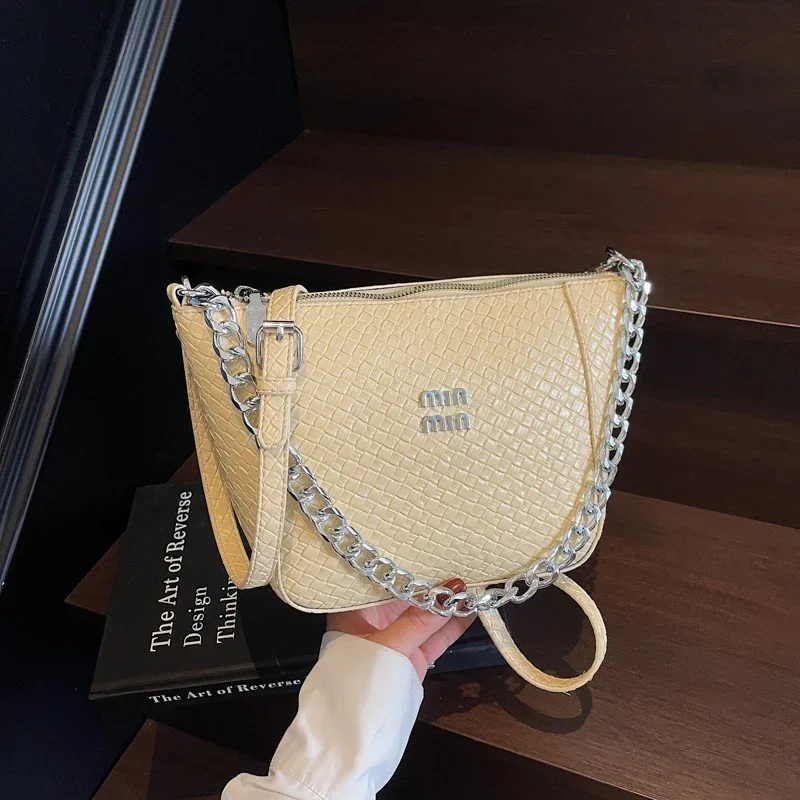 Modern Vintage Messenger Bag - High-End Crossbody Design With Functional Pockets And Fashionable Logo Embellishment 
Modern Vintage Messenger Bag - High-End Crossbody Design With Functional Pockets And Fashionable Logo Embellishment