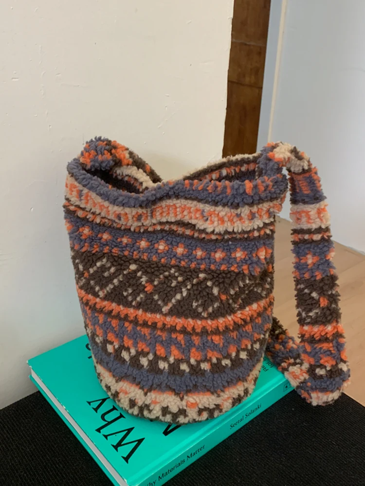 Retro Ethnic Sle Furry Flower Lamb Leather Women's oulder Crossbody Buet Bag Faionable Autumn Winter Handbag
Retro Ethnic Sle Furry Flower Lamb Leather Women's oulder Crossbody Buet Bag Faionable Autumn Winter Handbag