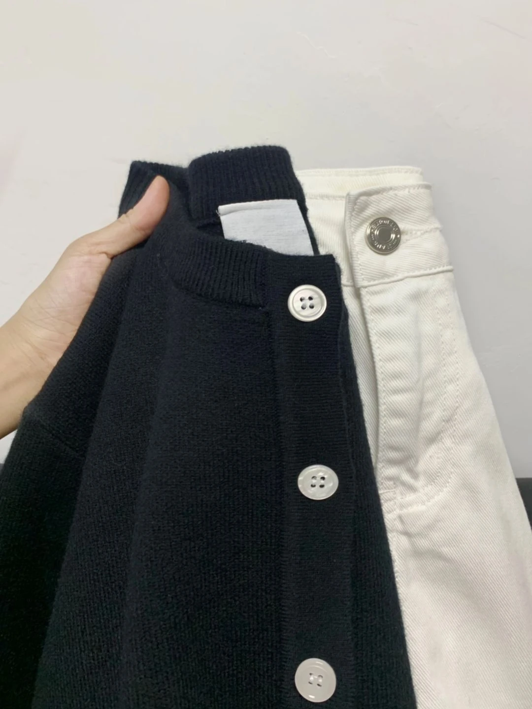 Trendy Black Knitted Cardigan Women's Loose Style Short Top Inner Wear Korean Style Low round Neck Button Sleeve Long Sleeve
Trendy Black Knitted Cardigan Women's Loose Style Short Top Inner Wear Korean Style Low round Neck Button Sleeve Long Sleeve