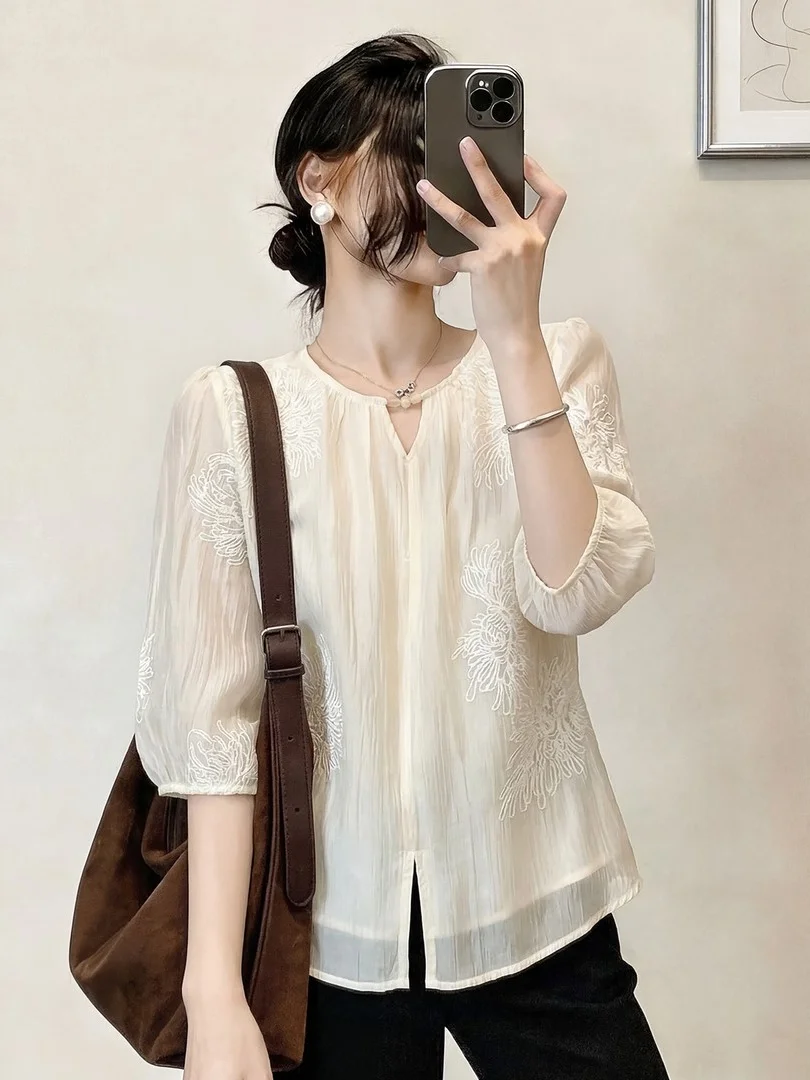 Elegant Embroidered Patchwork Shirt Women's Fashionable Versatile Beautiful Shirt Summer 2026 Slim Fit Chinese Style Casual Wear
Elegant Embroidered Patchwork Shirt Women's Fashionable Versatile Beautiful Shirt Summer 2026 Slim Fit Chinese Style Casual Wear