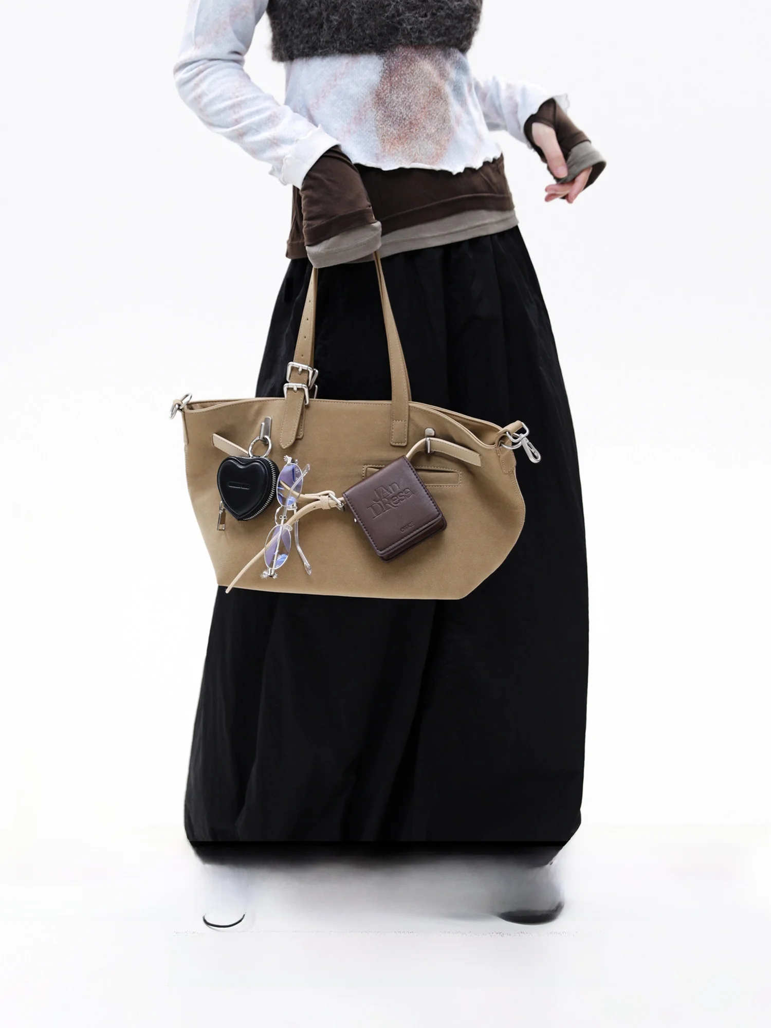 Original Design Khaki Commuter Tote Bag Small Size Multi-Form Shoulder Crossbody Handbag JANDRESS Fashionable Women's Bag
Original Design Khaki Commuter Tote Bag Small Size Multi-Form Shoulder Crossbody Handbag JANDRESS Fashionable Women's Bag