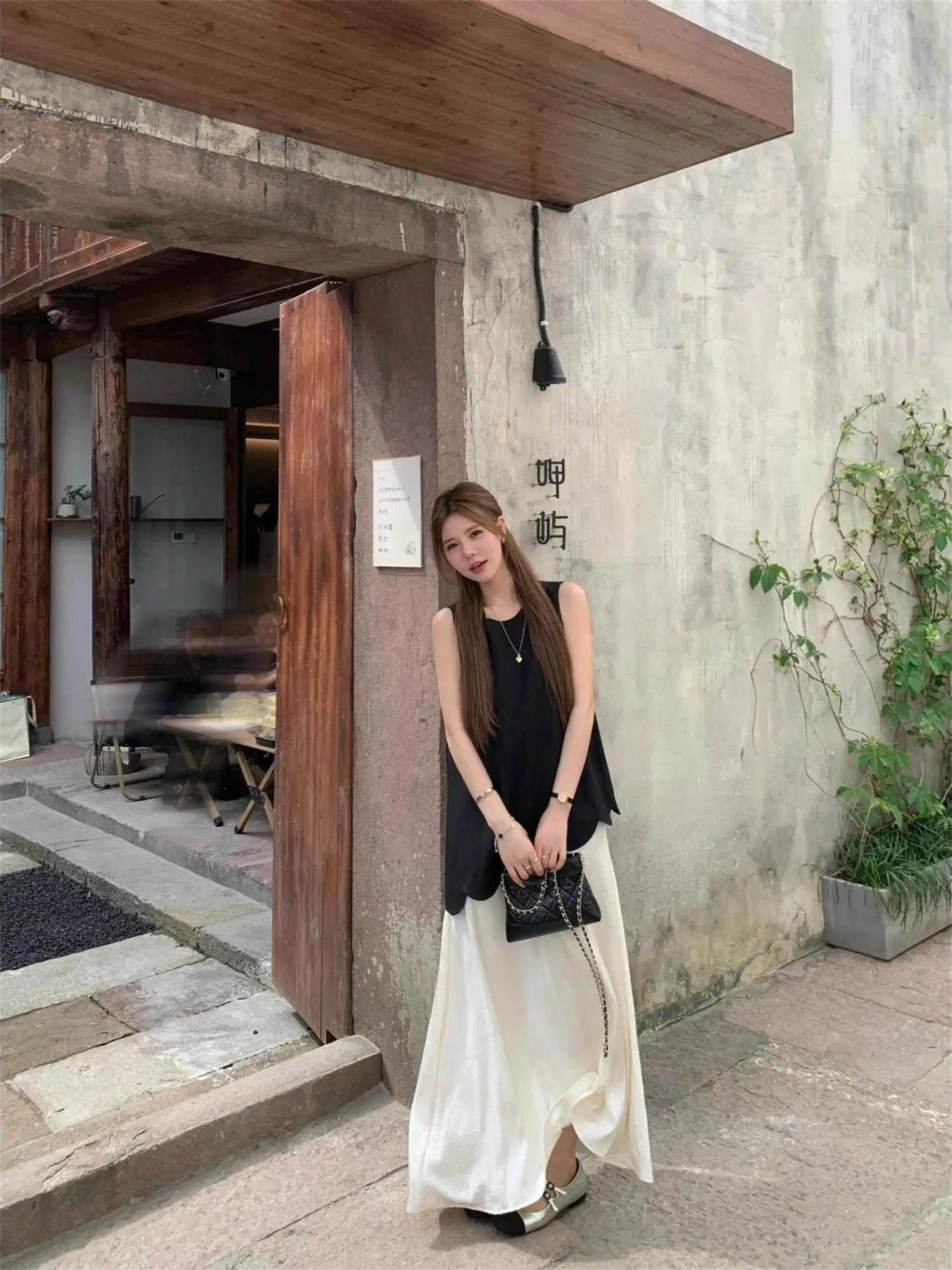 Retro Sweet Two-Piece Set Women's Summer 2026 New Black Vest High Waist A-Line Draping Long Skirt Set Breathable Casual Fashion
Retro Sweet Two-Piece Set Women's Summer 2026 New Black Vest High Waist A-Line Draping Long Skirt Set Breathable Casual Fashion