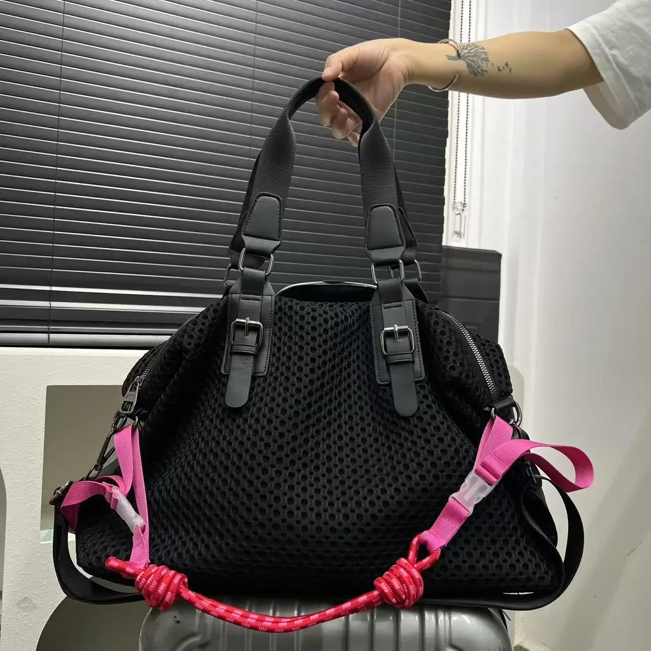 Fashionable retro mesh nylon travel tote bag with large capacity, casual personality, simple single shoulder handbag
Fashionable retro mesh nylon travel tote bag with large capacity, casual personality, simple single shoulder handbag